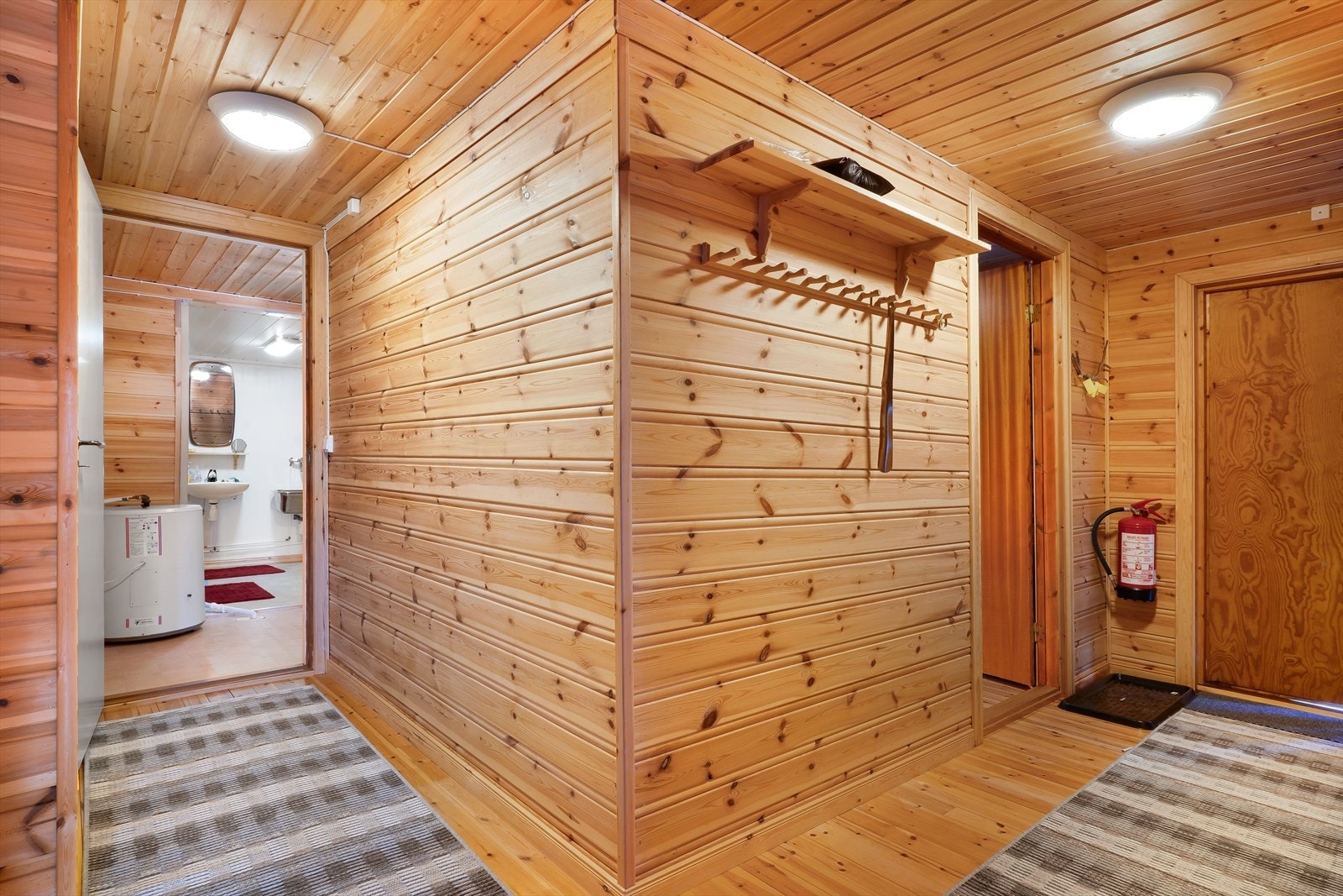 Inneholder entré, 3 soverom, bad/vaskerom, bod, kjøkken og stue. Galleribilde