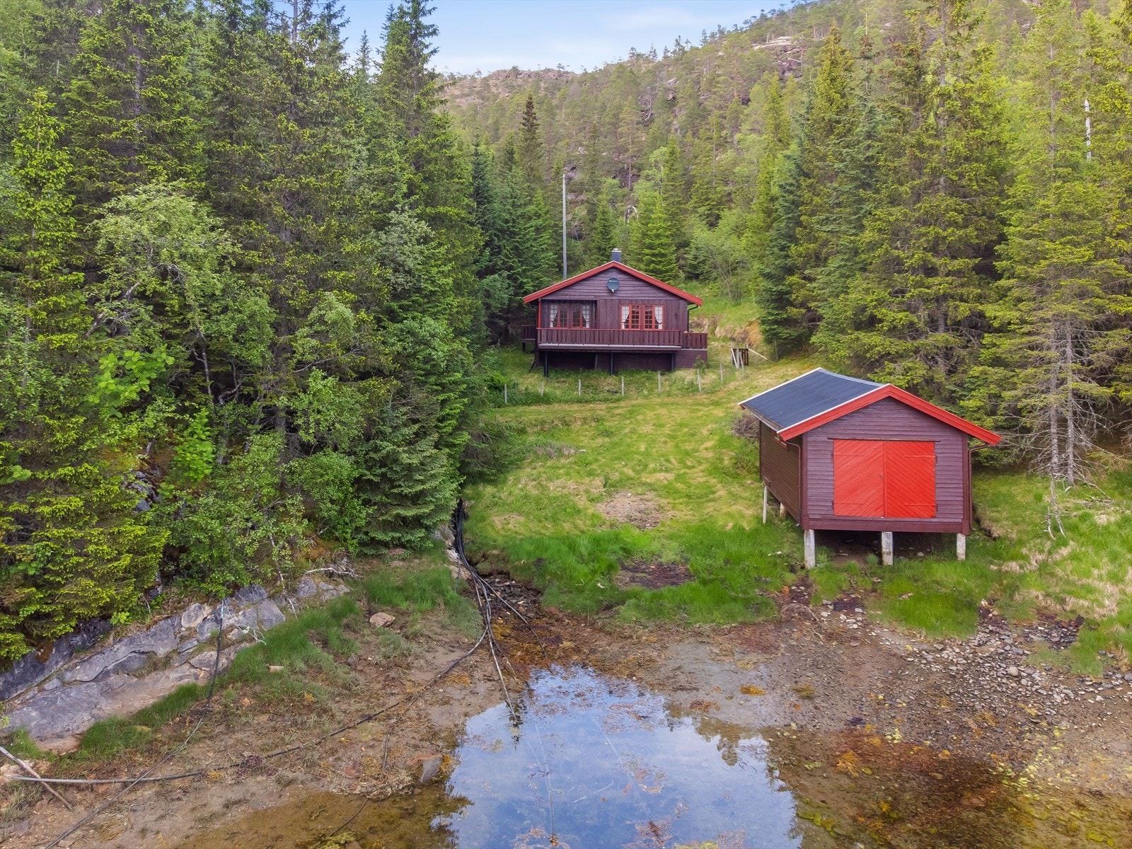 Naustet ligger i direkte tilknytning til sjøen, ideelt for sjøaktiviteter. Galleribilde