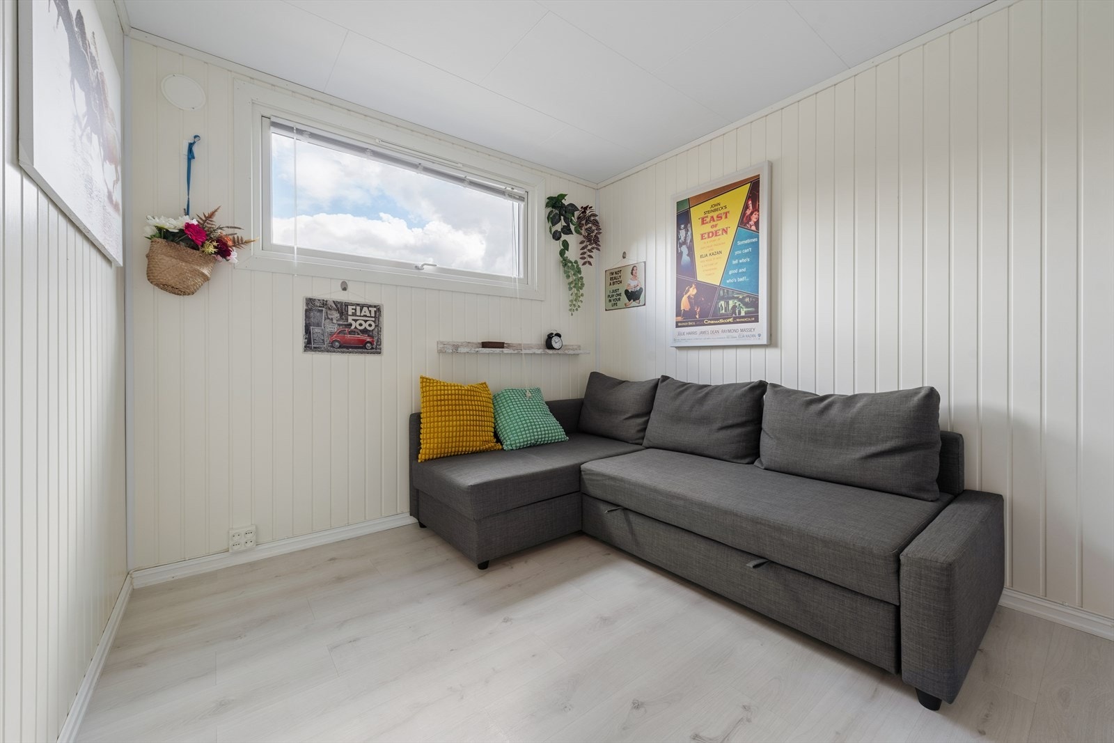 Soverom 2 i 3. etasje. Her er det god plass til både seng og en egen kontor- eller sofakrok. Galleribilde