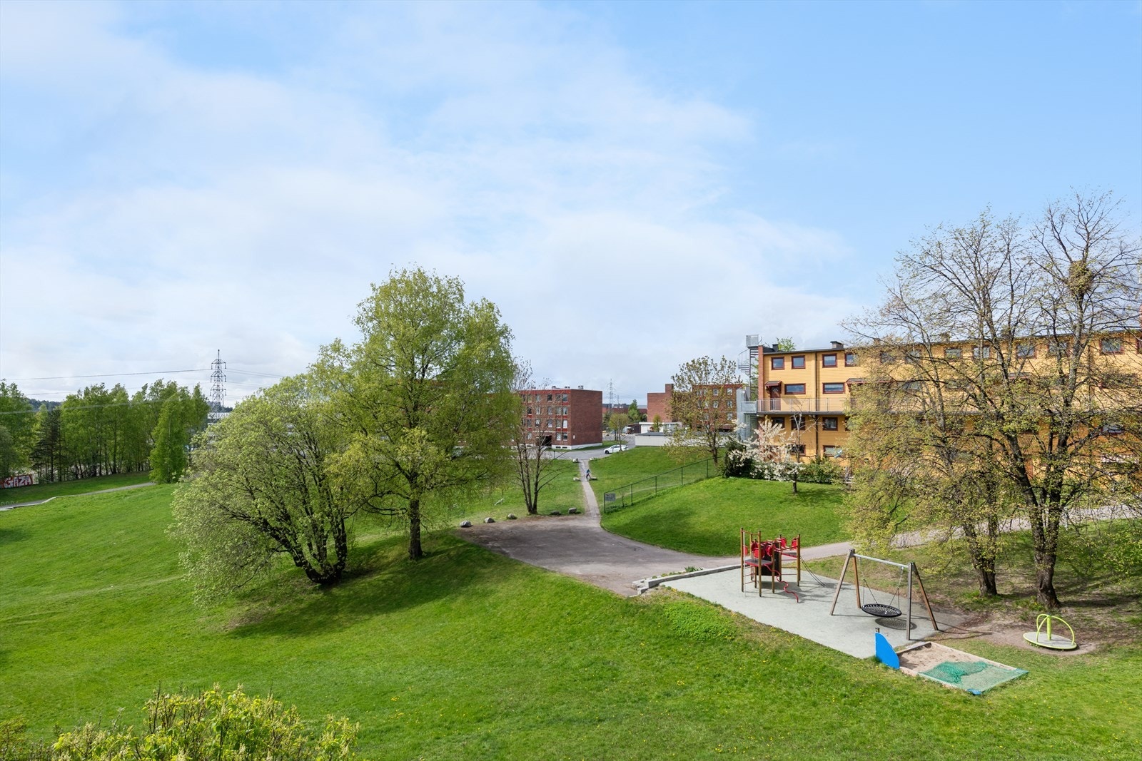 Leiligheten ligger i et etablert og barnevennlig boligområde på Veitvet, med utsikt mot grønne fellesarealer med lekeplass. Galleribilde