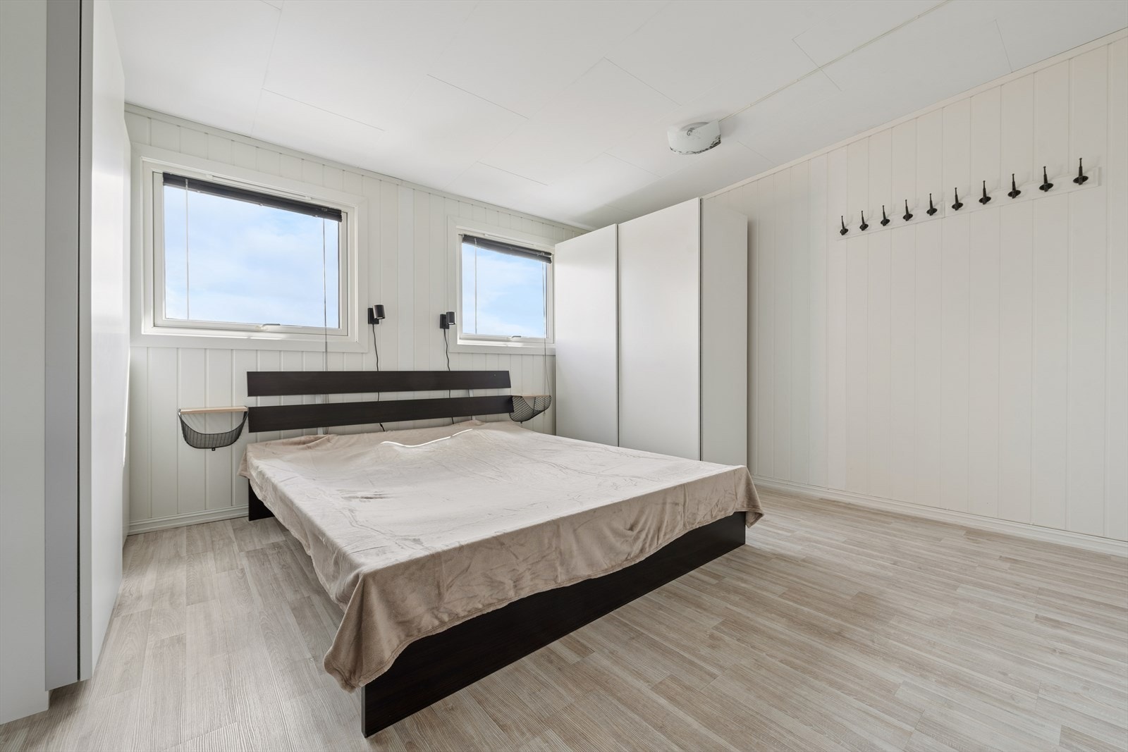 Soverommet i 4. etasje er lyst og luftig med god plass til dobbeltseng og garderobeskap. Galleribilde