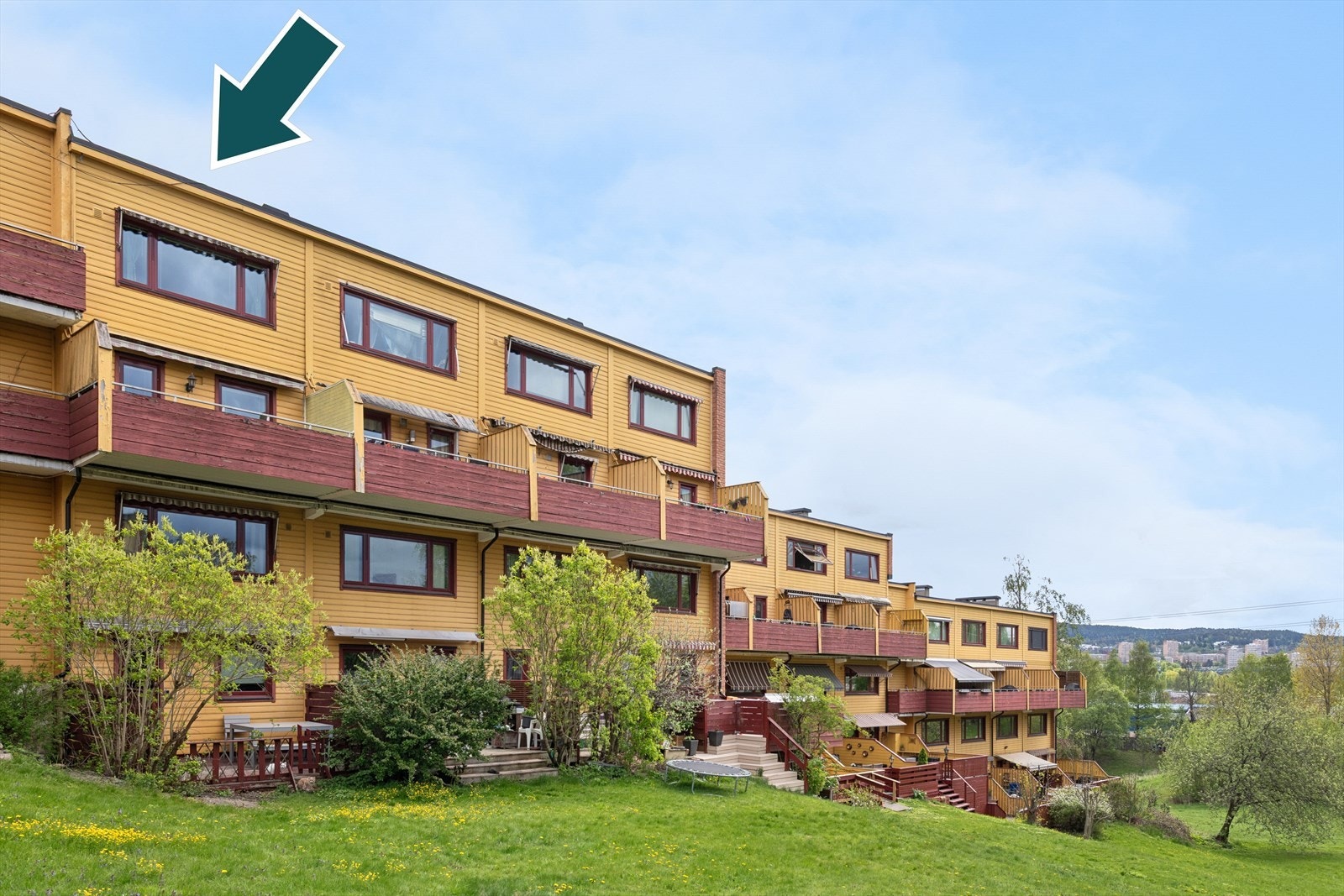 Din lokalmegler Zarine Lopez Mirzad v/DNB Eiendom har gleden av å presentere en innholdsrik og familievennlig leilighet over to plan i Beverveien 11! Galleribilde
