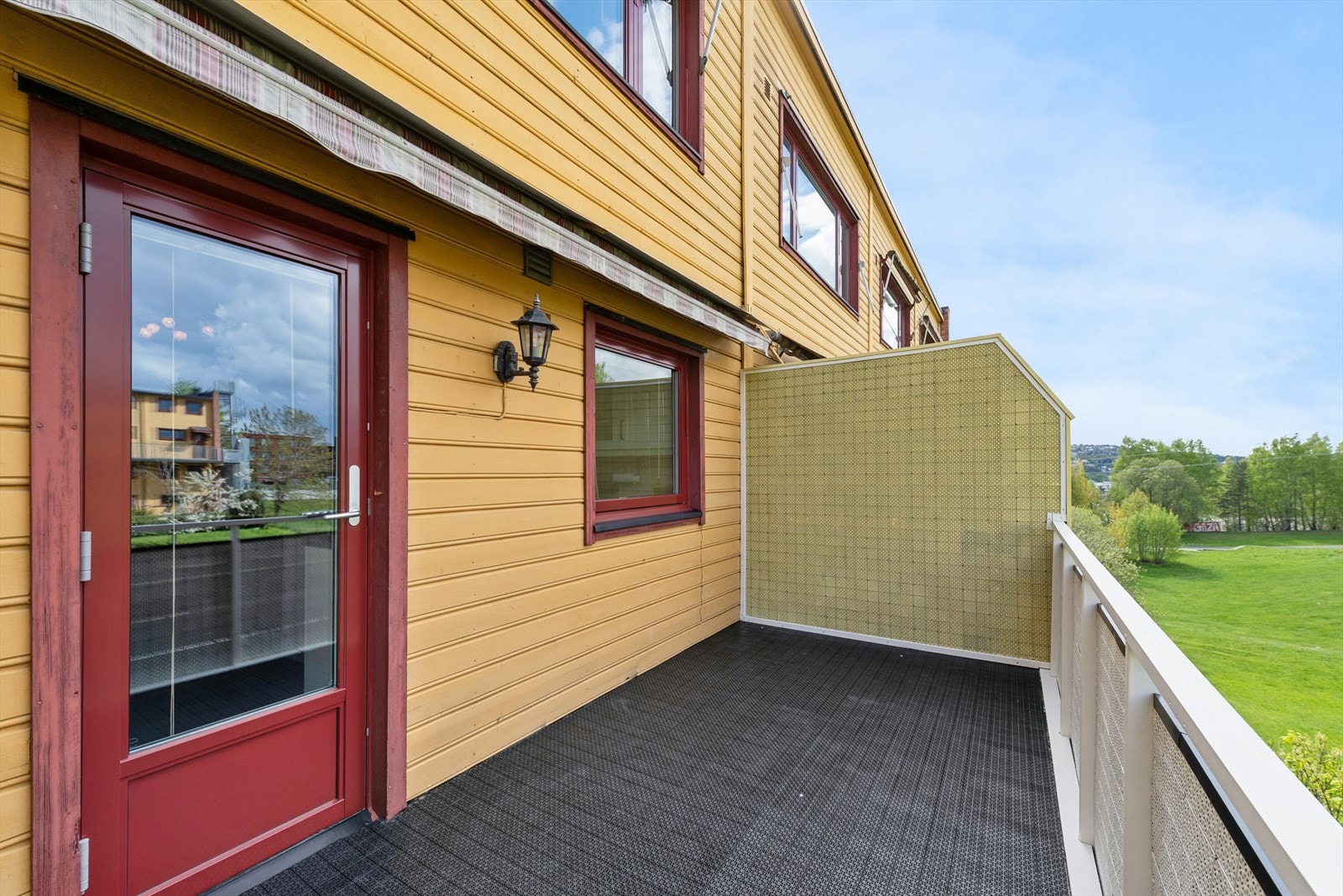 Balkongen er romslig med god plass til både utemøblement og grill, og fungerer som en forlengelse av boligen i sommerhalvåret. Galleribilde