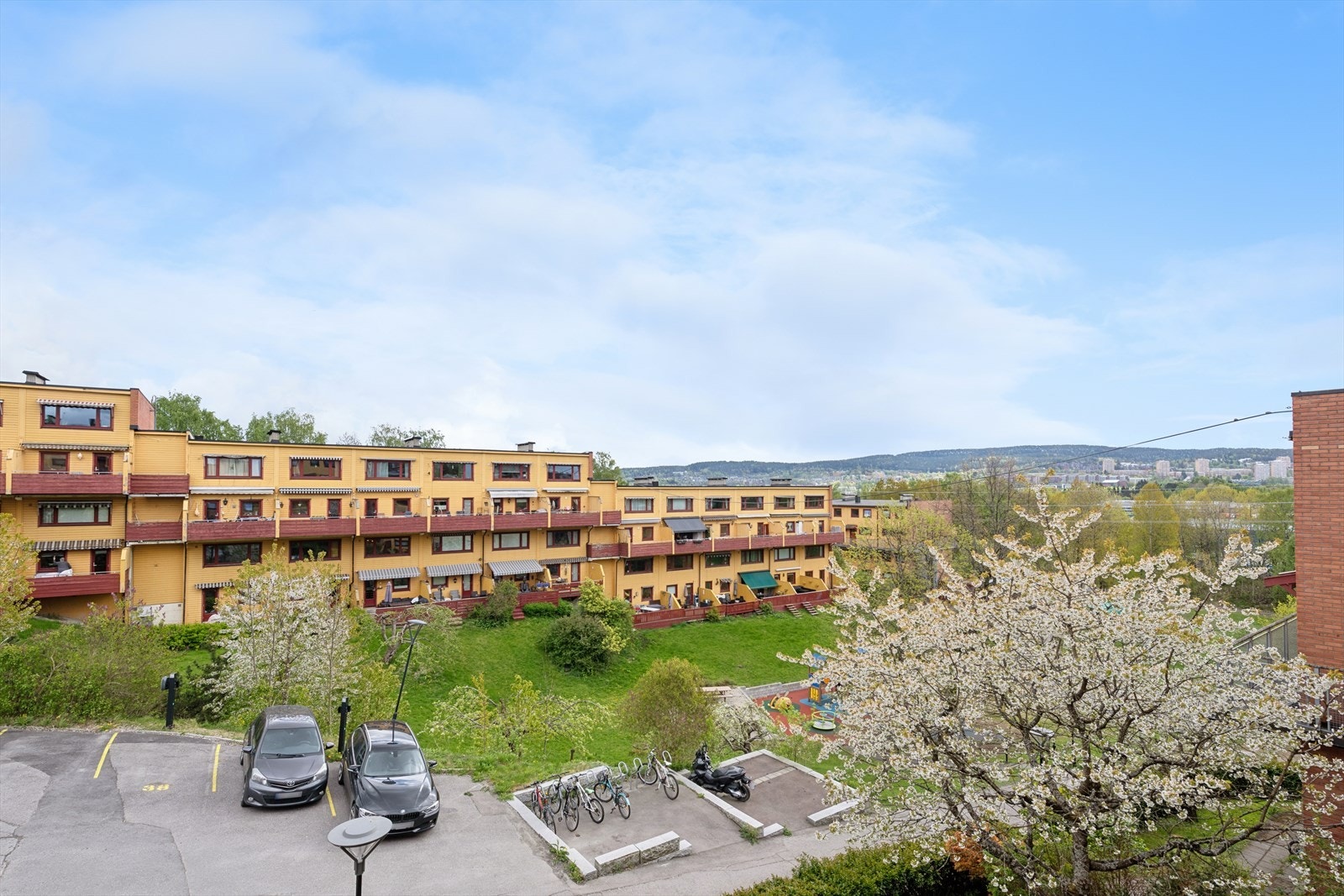 Området er kjent for å være svært barnevennlig og byr på en unik kombinasjon av rolige, grønne omgivelser og kort vei til et bredt utvalg av fasiliteter og servicetilbud. Galleribilde