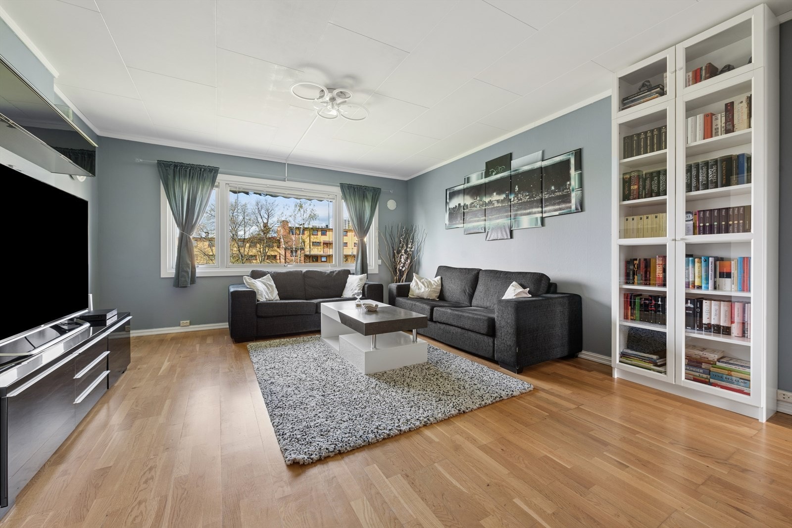 En gjennomgående leilighet over to plan. Stuen i 4.etasje har parkett på gulv og god plass til en romslig sofagruppe. Galleribilde