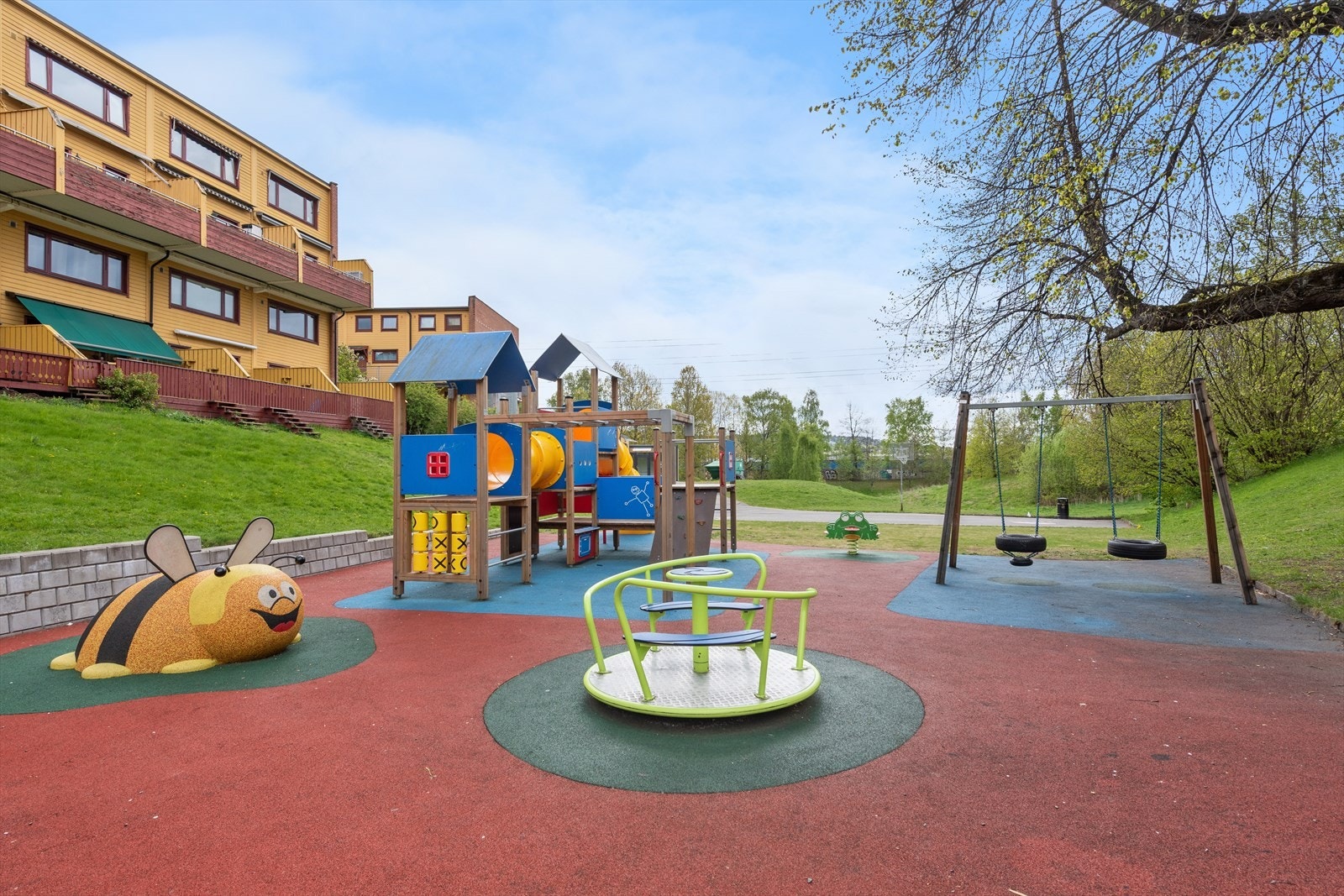 Området er svært barnevennlig med flere lekeplasser og grønne lunger rett utenfor døren. Galleribilde