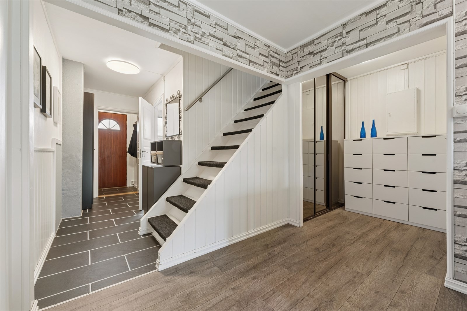 Praktisk skyvedørsgarderobe under trappen gir rikelig med lagringsplass. Galleribilde