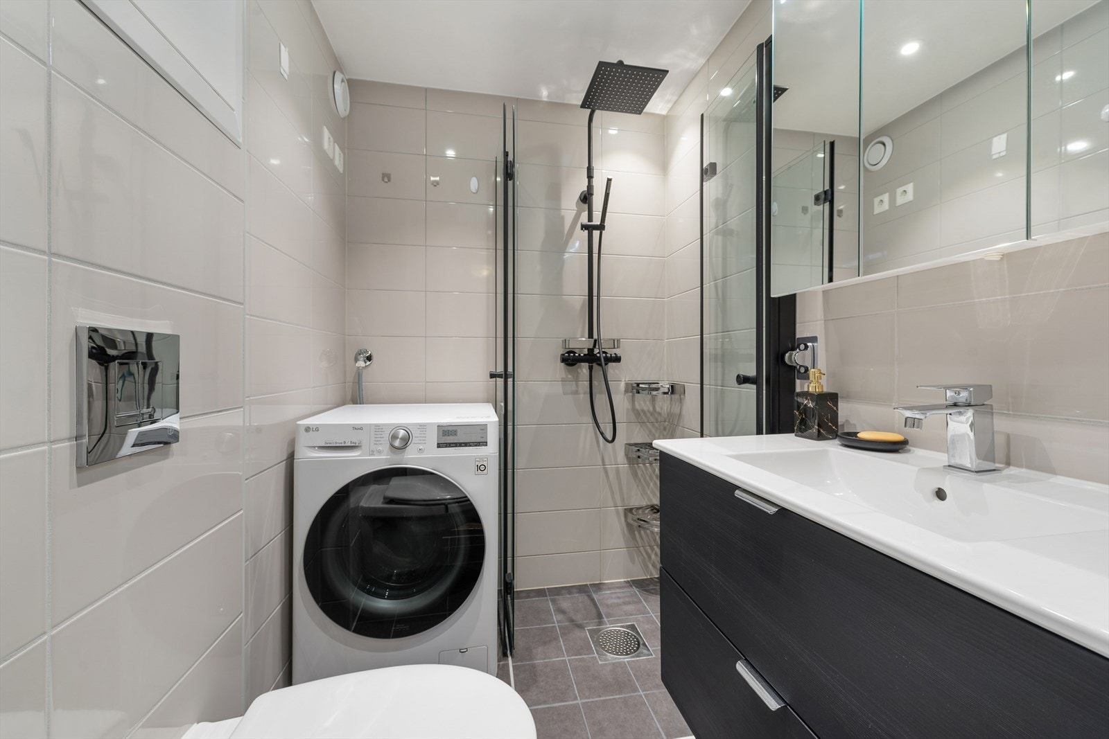 Badet ble rehabilitert i regi av borettslaget i 2021, og fremstår moderne og funksjonelt, med flislagte overflater og himling med innfelte downlights. Galleribilde