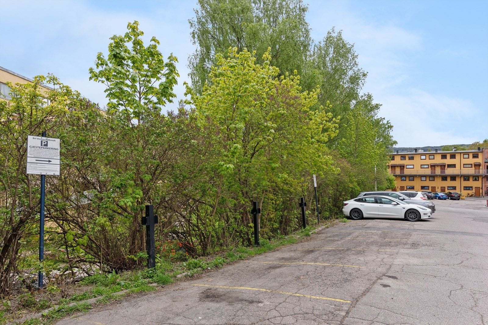 Det er mulighet for leie av parkeringsplass, samt gjesteparkering i borettslaget. Galleribilde