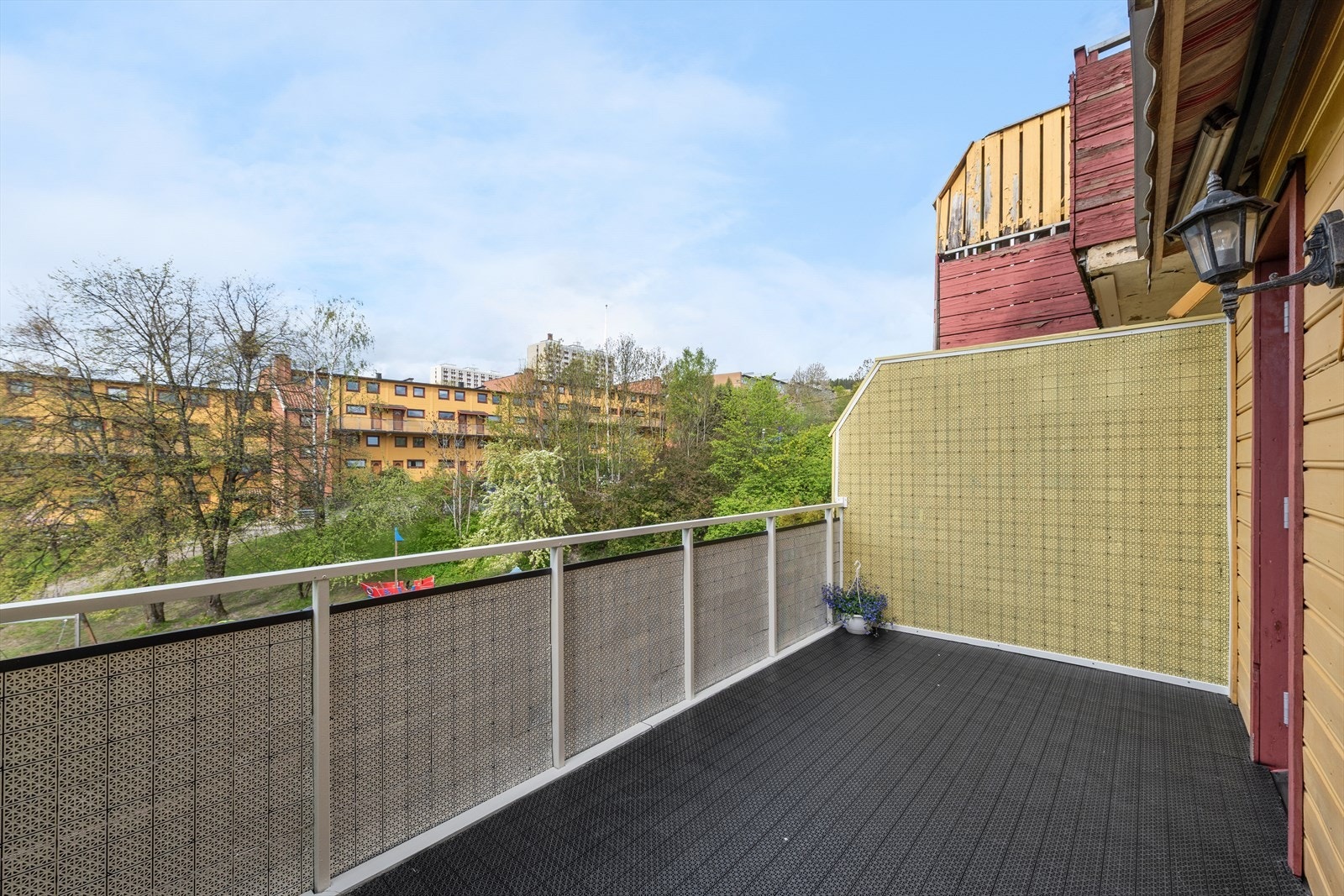 Balkongen på 8,9 m² har gode solforhold og utsyn over åpne, grønne fellesarealer som gir en luftig følelse. Galleribilde