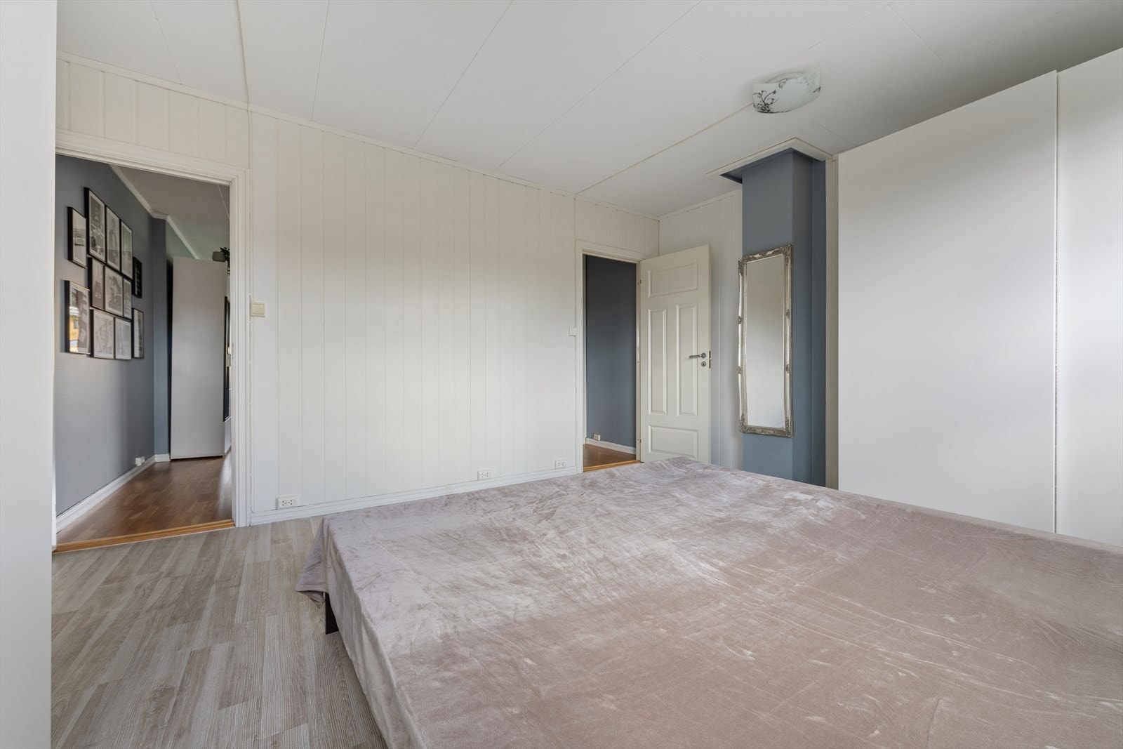 Soverommet i 4. etasje har to dører inn til rommet, da det tidligere har vært to soverom her. Det kan enkelt deles opp til to separate soverom igjen ved behov. Galleribilde