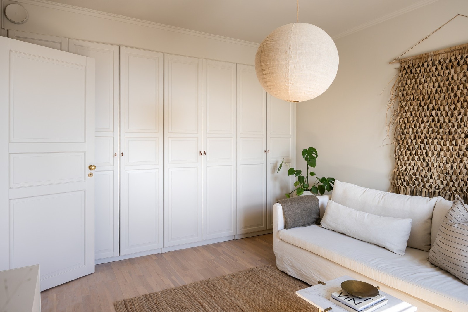 Det er integrert garderobeskap med mye plass til oppbevaring. Galleribilde