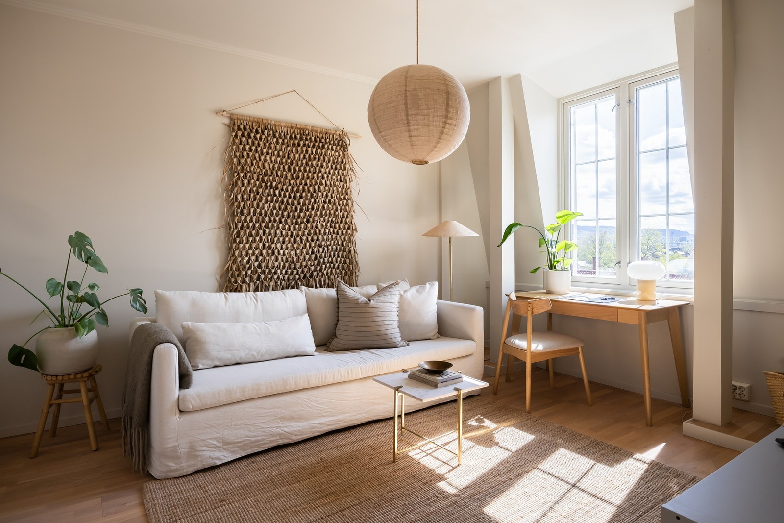 Leiligheten har to soverom. Det største soverommet er i dag benyttet som hjemmekontor og gjesterom. Galleribilde