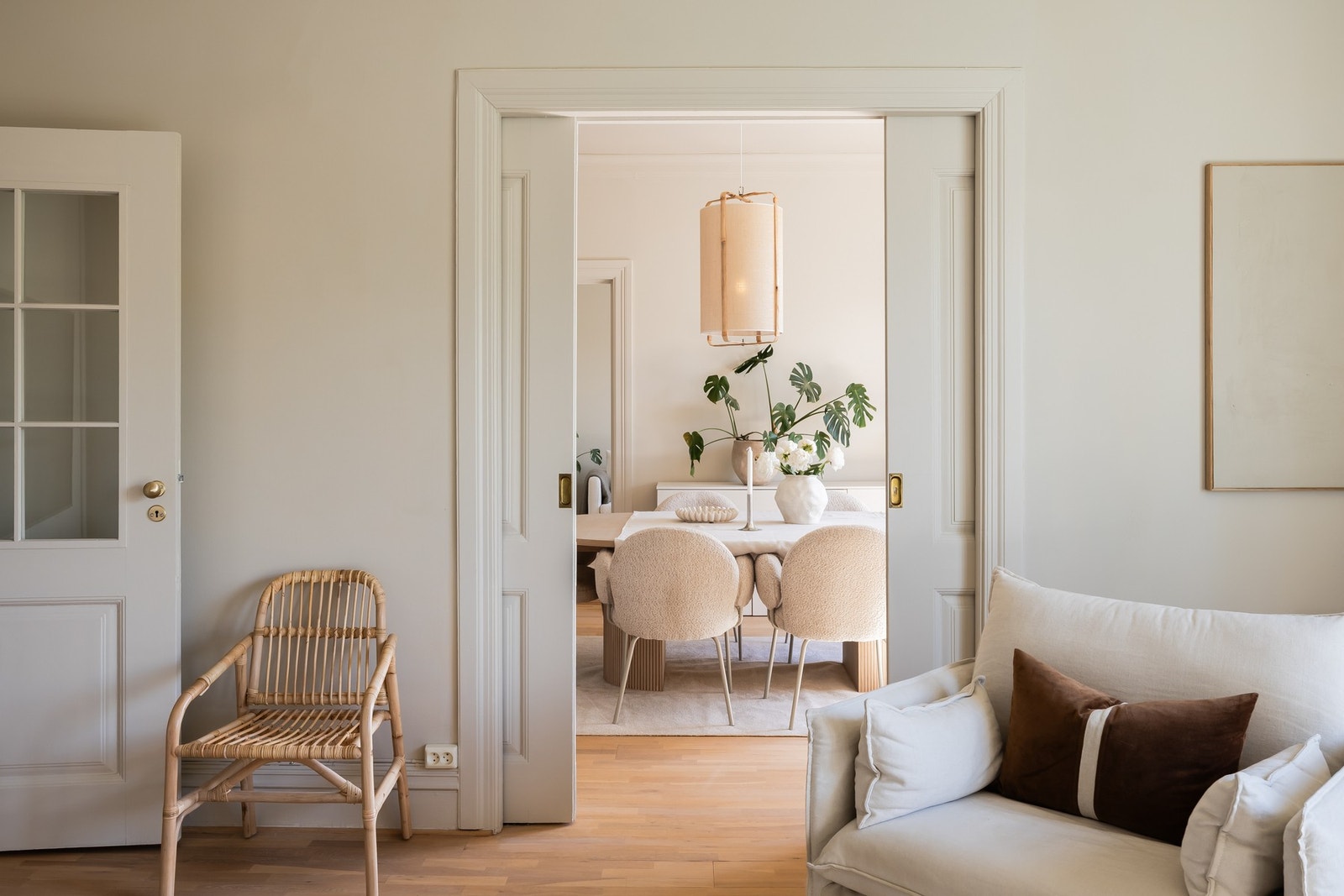 Fra dagligstuen er det dobbel skyvedør inn til boligens spisestue. Galleribilde