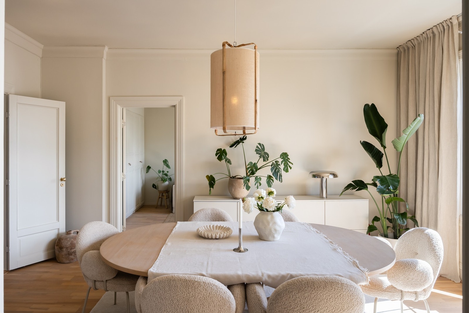 Det er god plass til å samle familien til middag på ønsket spisebordstue. Galleribilde