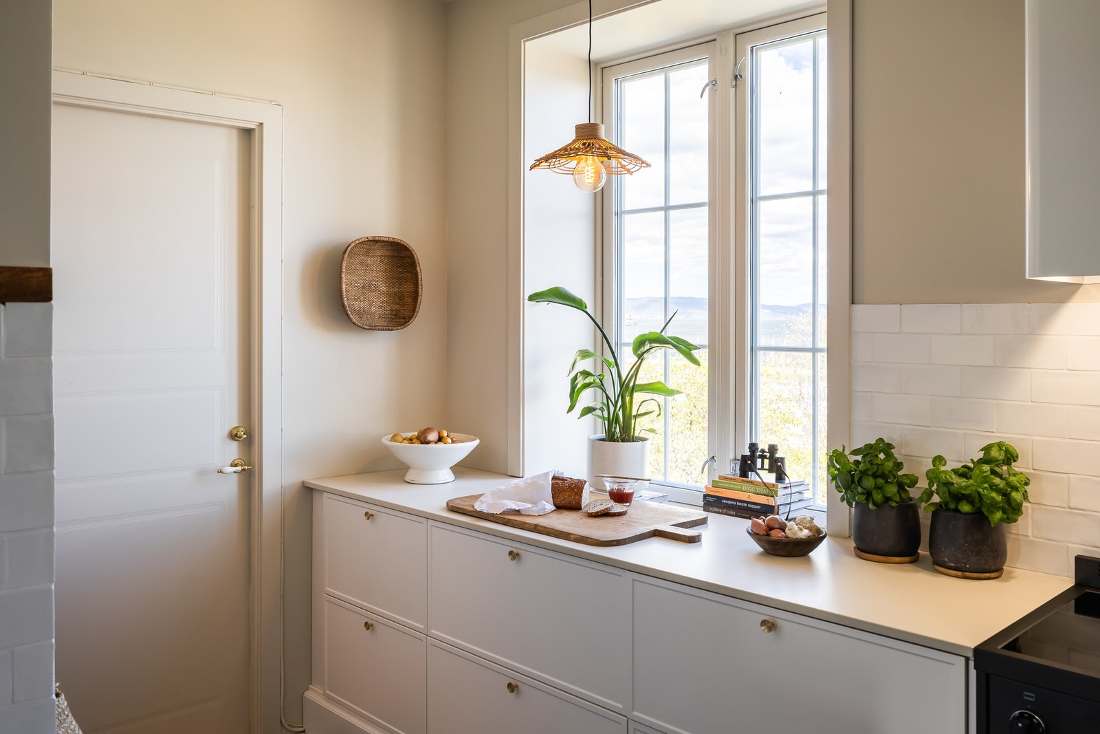 Mye plass både på benk, og i skap og skuffer. Galleribilde
