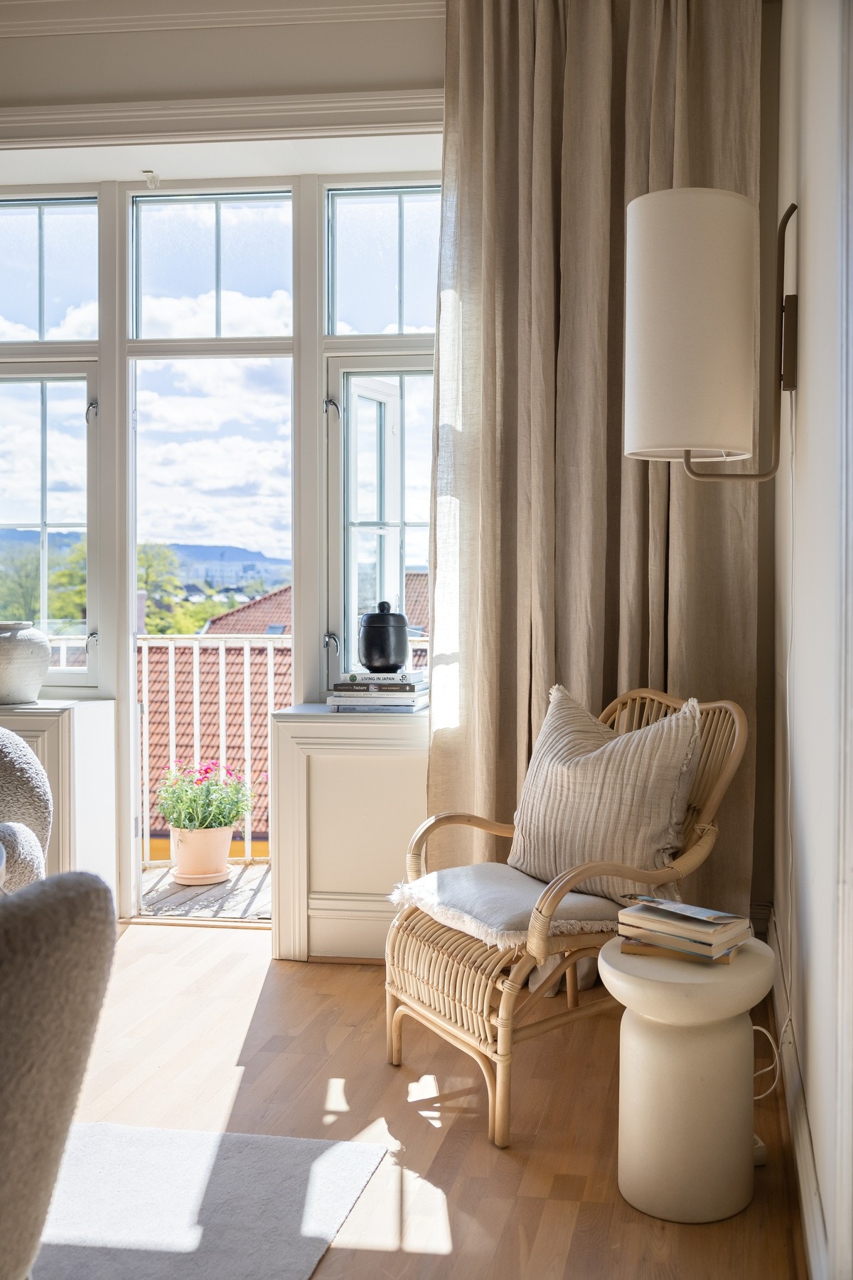 Fra spisestuen er det direkte adgang til leilighetens balkong Galleribilde