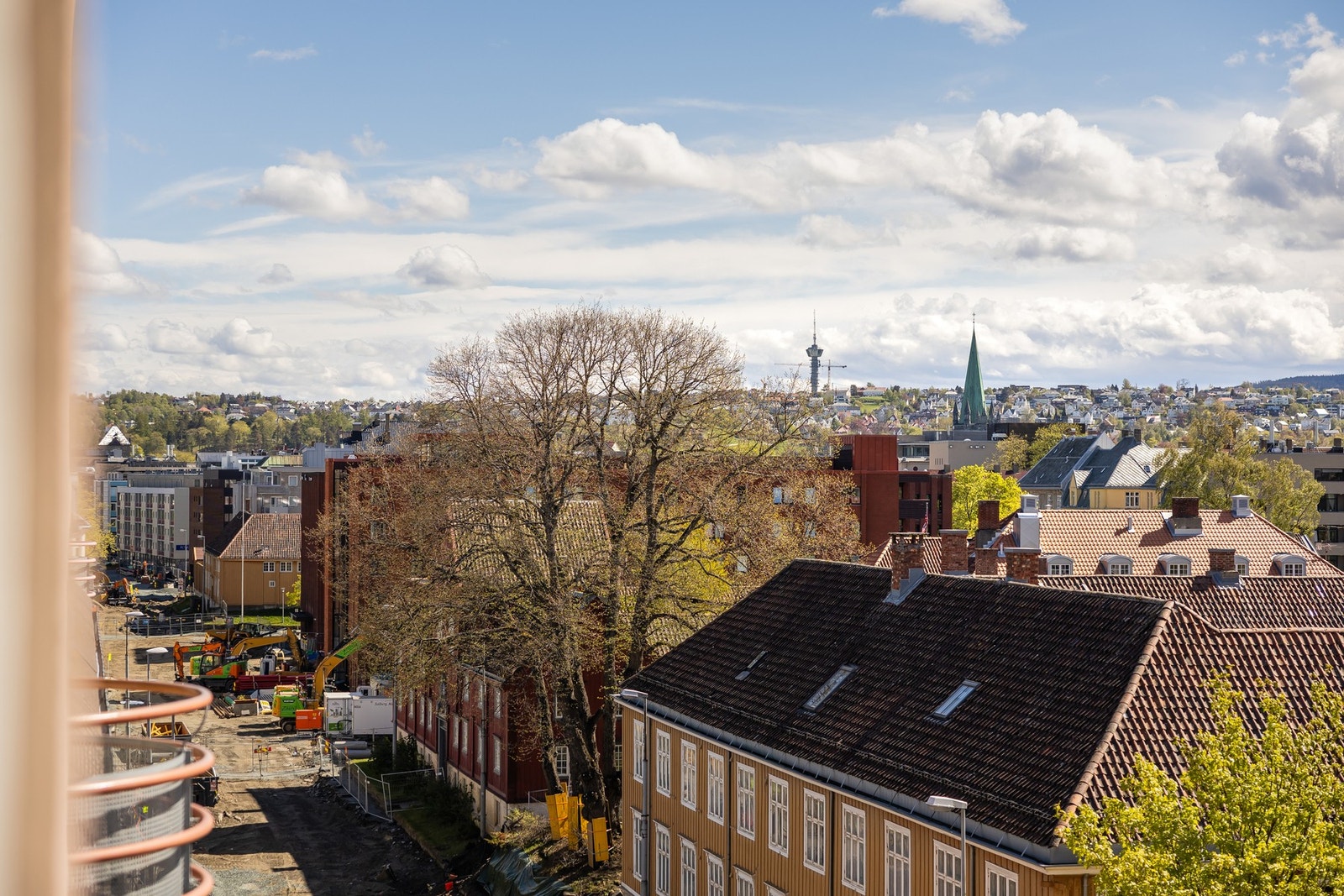 Balkongen er på 1,5m², og er sørvendt. Det er en formidabel utsikt over Trondheim by. Galleribilde
