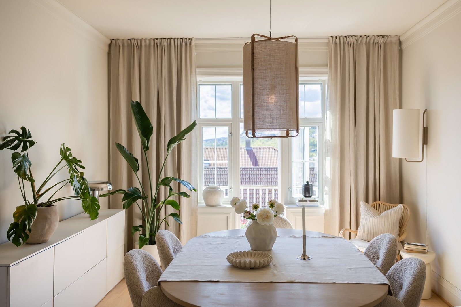 Det naturlige lyset sprer seg fint gjennom rommet. Galleribilde