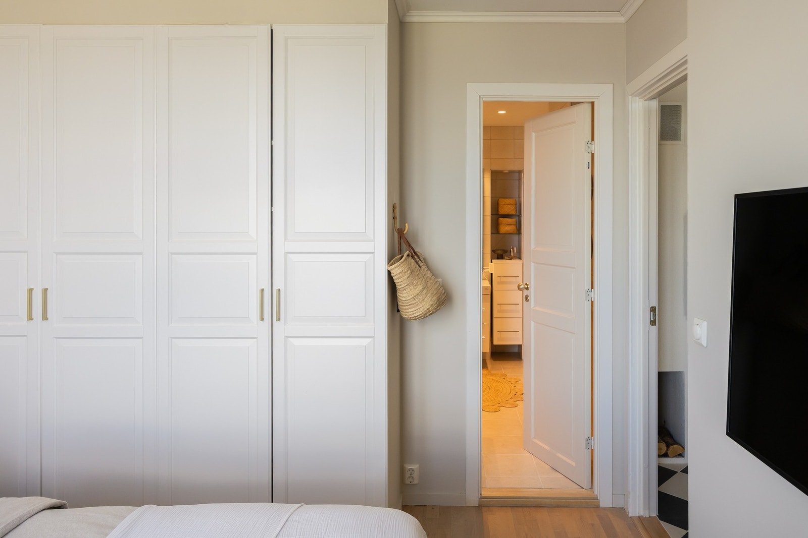 Fra soverommet er det inngang til badet; en liten en-suite løsning. Galleribilde
