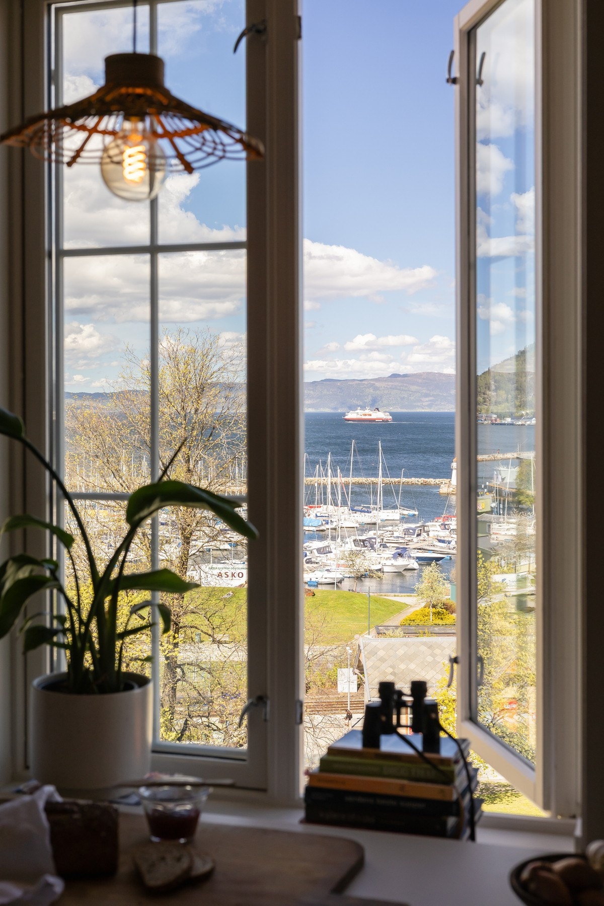 Fra kjøkkenet kan du nyte en fantastisk utsikt fra byggets 5. etasje, som gir en luftig følelse. Galleribilde