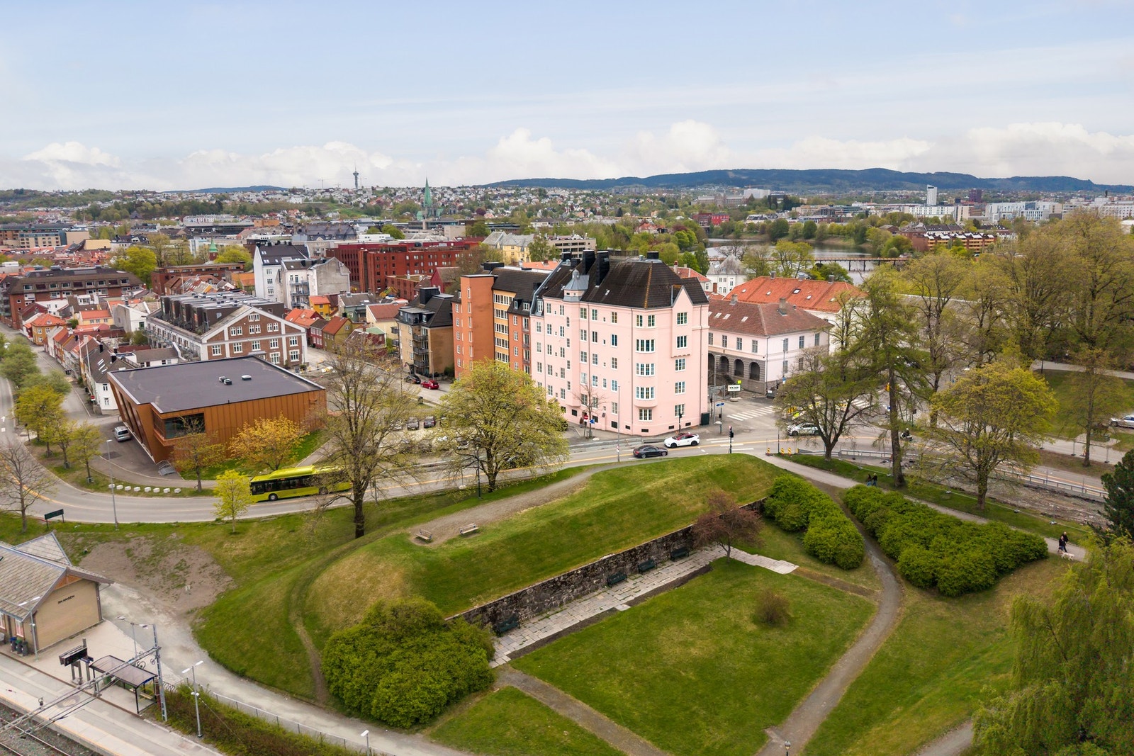 Det er ingen fast p-plass med leiligheten, men det er soneparkering i umiddelbar nærhet, og selger informerer om at det er "alltid" plass. Galleribilde