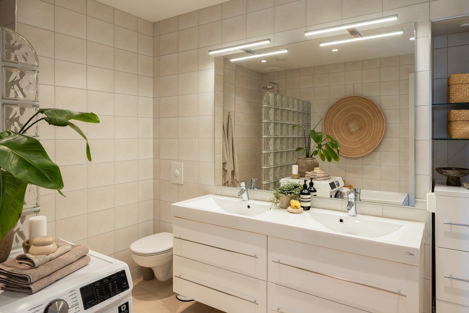 Badet oppleves delikat og behagelig med gulvvarme. Galleribilde