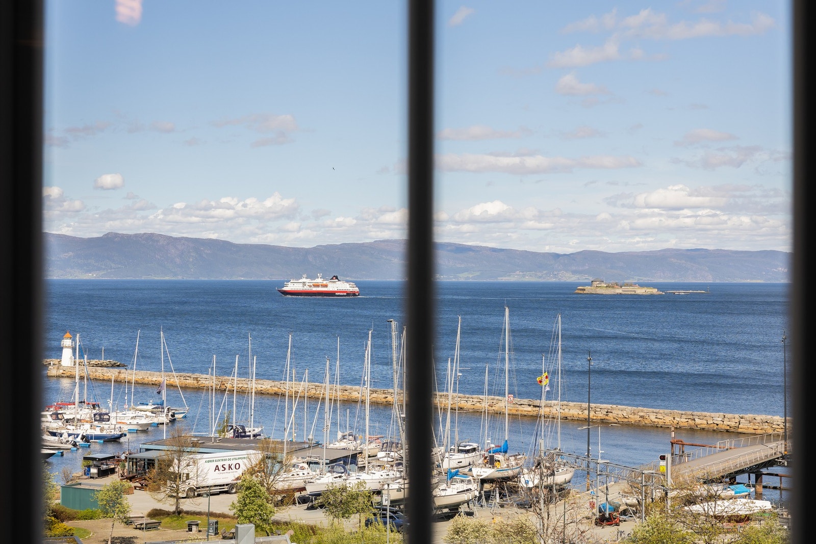 En leilighet som tilbyr utsikt mot Trondheimsfjorden på nordsiden, og byutsikt på sørsiden av bygget. Galleribilde