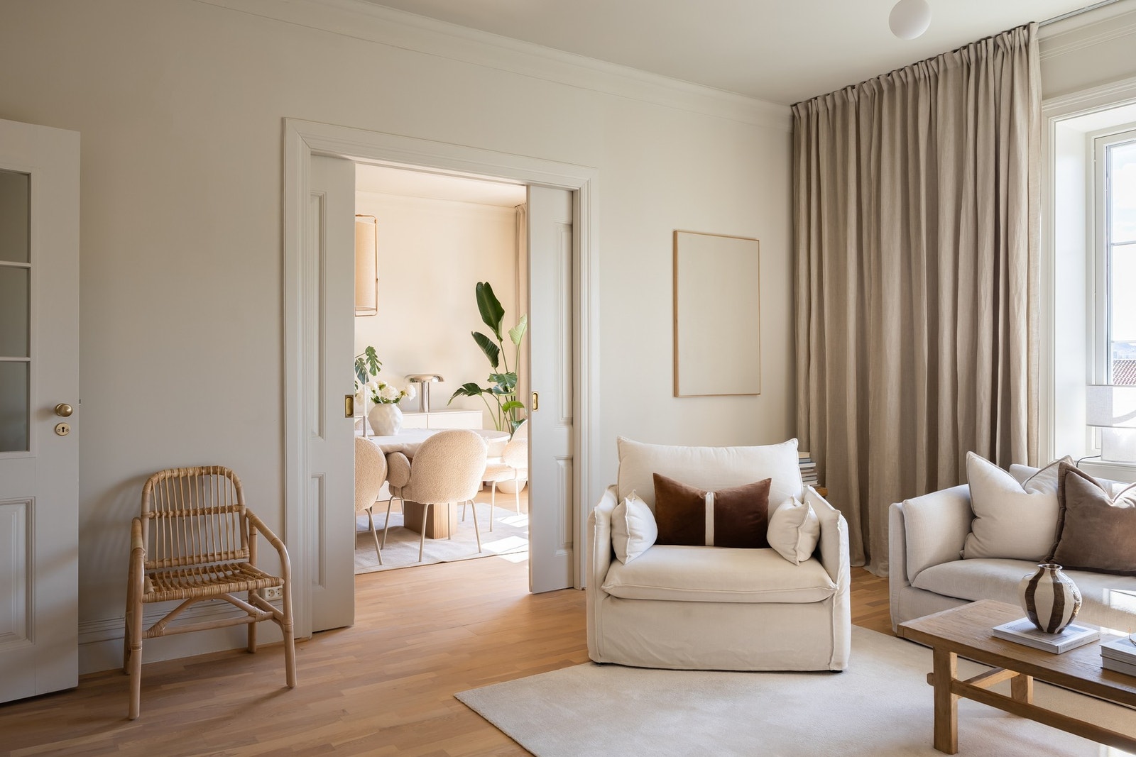 Originale skyvedører i klassisk utførelse skiller spisestuen fra dagligstuen. Galleribilde
