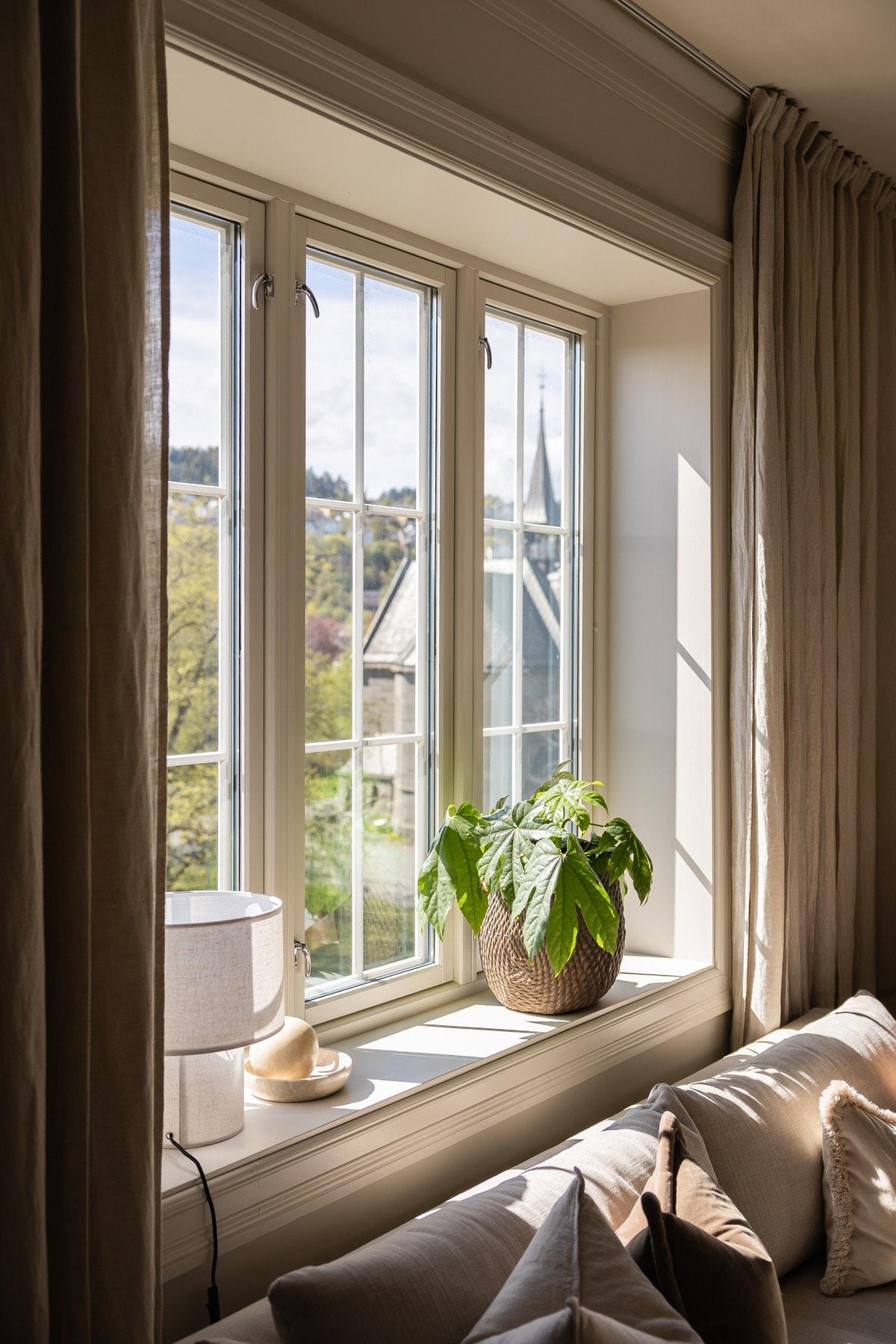 I sin klassiske bygårdsstil har leiligheten rause vindusflater med dype karmer. Galleribilde