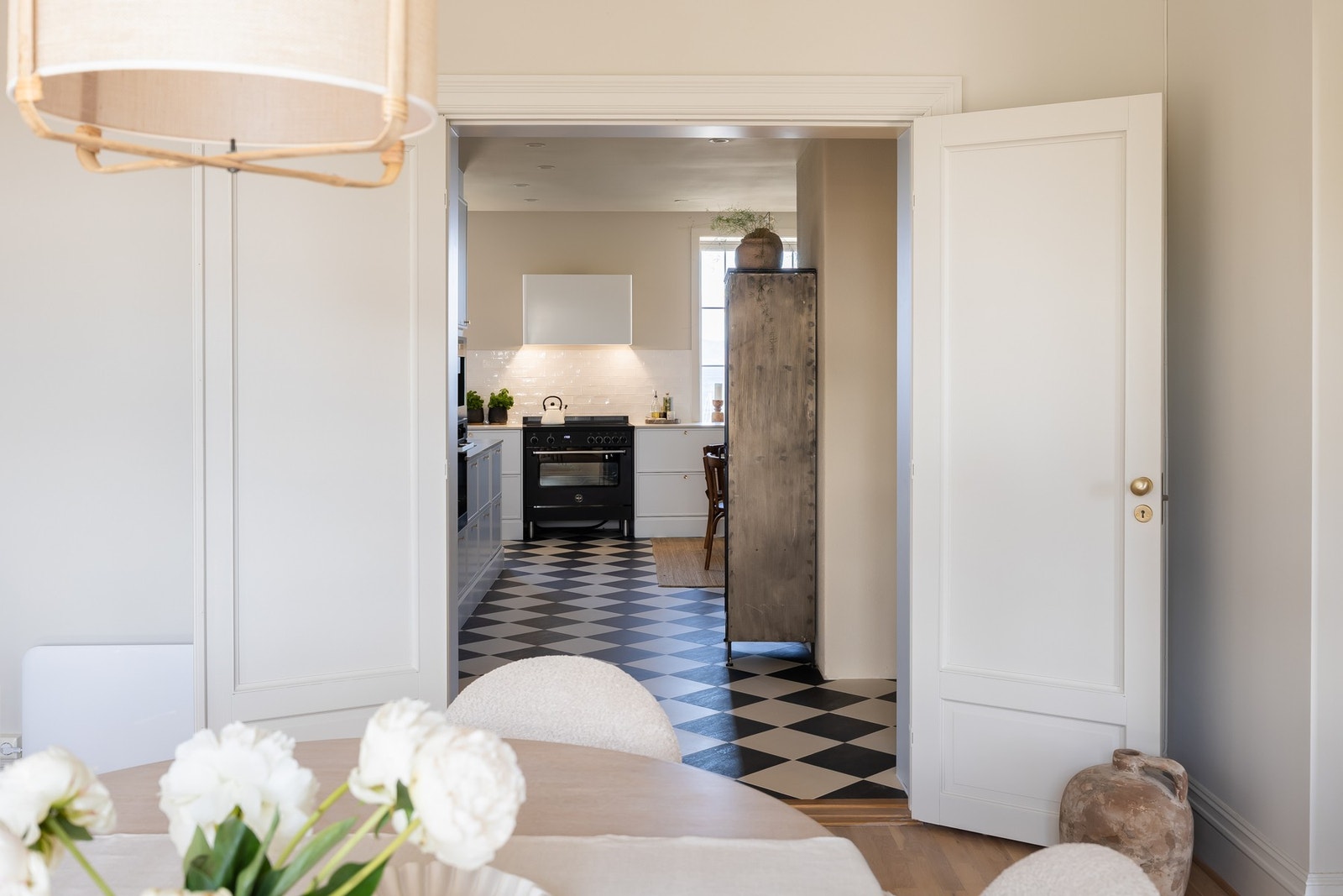 Fra spisestuen går du videre inn til kjøkkenet, som imponerer med et romslig areal på hele 26m². Galleribilde