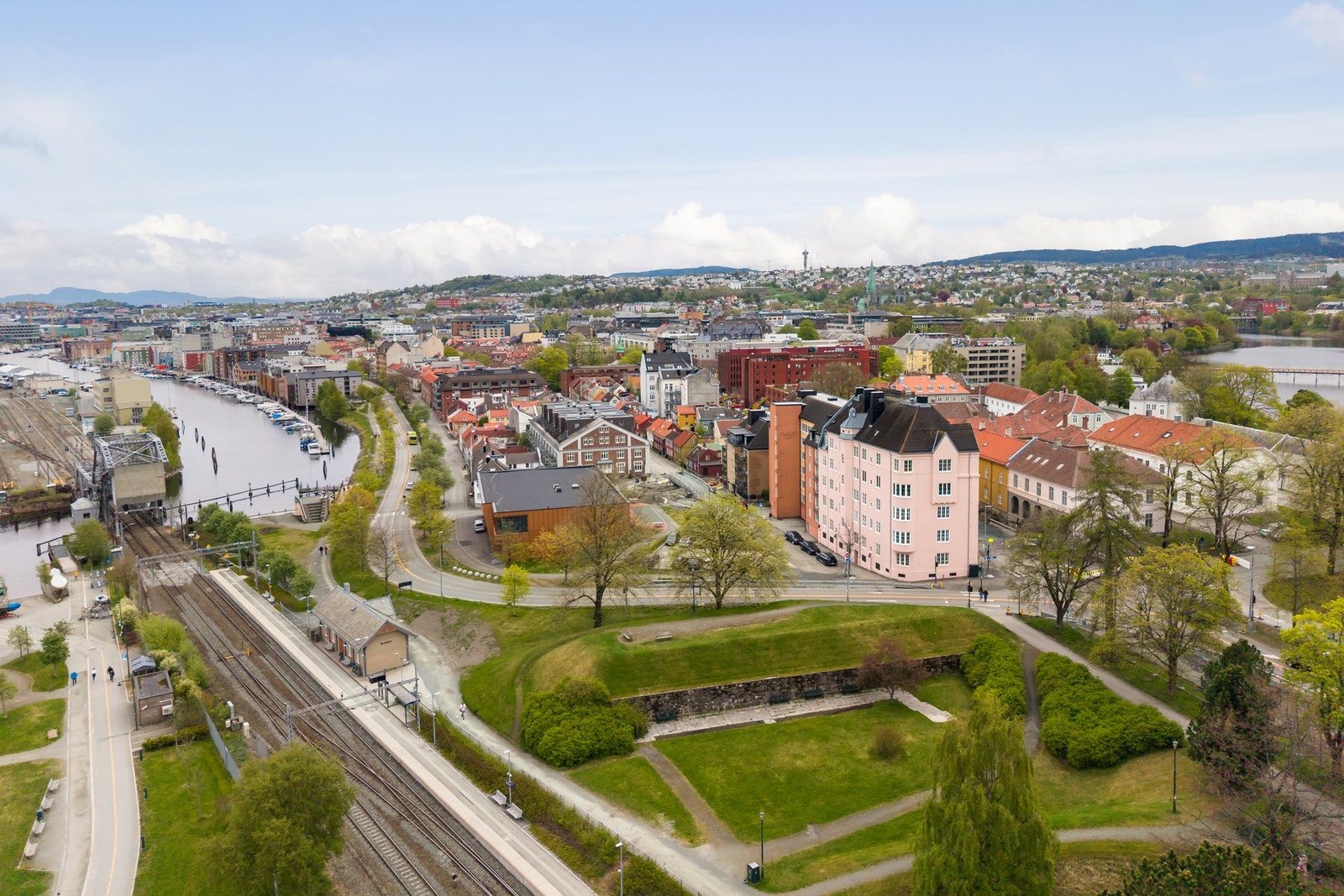 Joker Ilevollen som nærmeste dagligvarebutikk, kun 240 meter unna. Butikken tilbyr et bredt utvalg av dagligvarer og har generøse åpningstider, inkludert søndagsåpent fra kl. 09:00 til 23:00. Galleribilde
