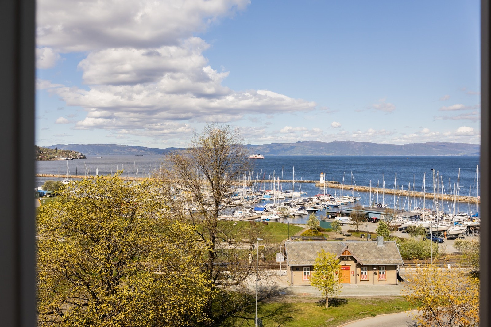 Fantastisk utsikt over Trondheimsfjorden, Munkholmen, og Fosenalpene. Galleribilde