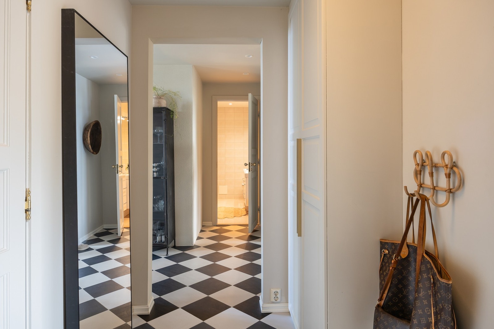 Entreen setter en høy standard for resten av boligen. Innbydende og praktisk, med garderobe og oppheng til yttertøy. Galleribilde