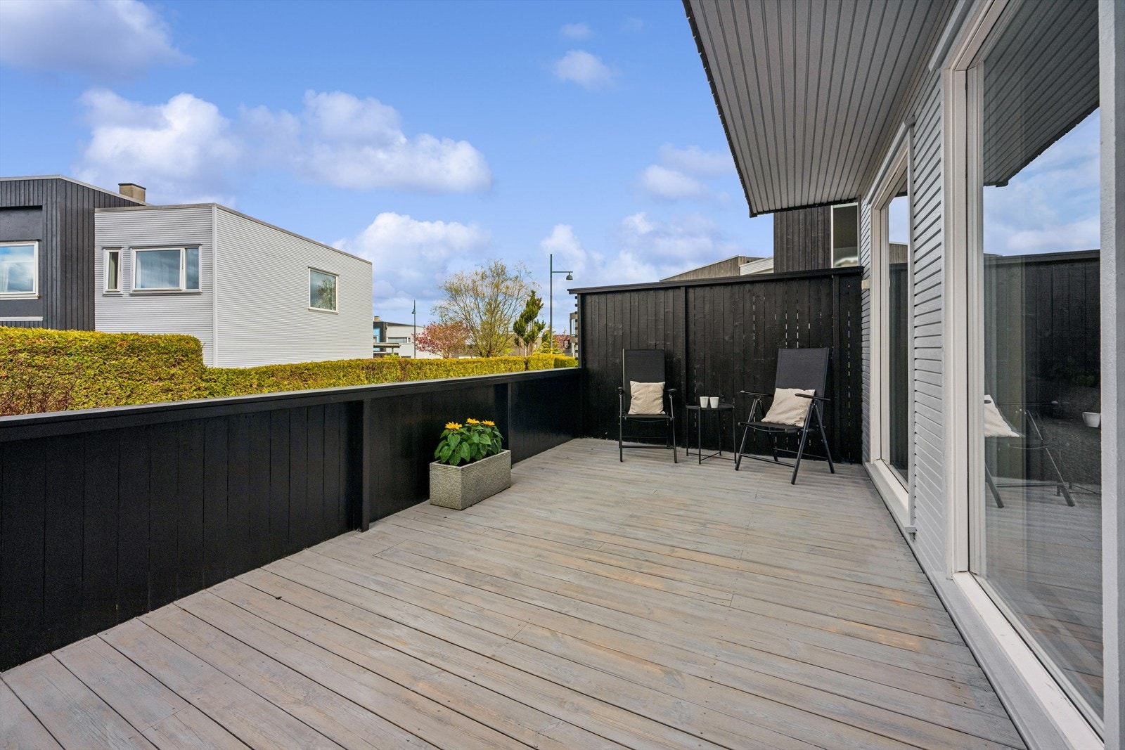 Utgang til solrik terrasse. Galleribilde
