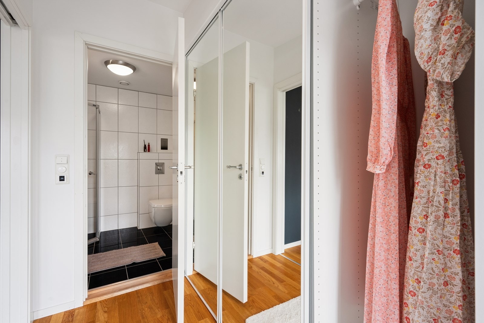 Direkte adkomst fra garderoben til det private badet. Galleribilde