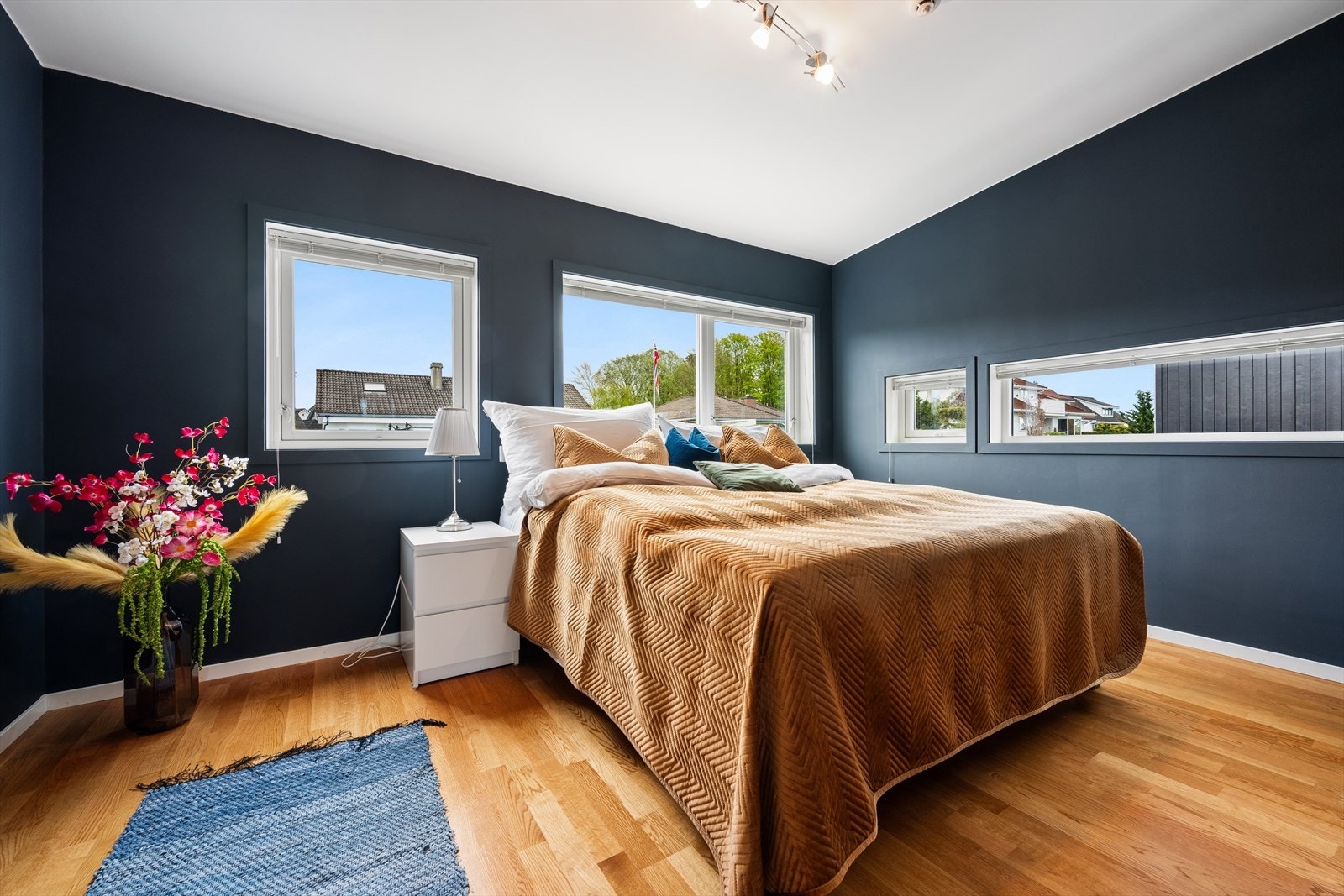 Hovedsoverommet har god plass og tilknytning til eget bad og walk-in-closet. Galleribilde