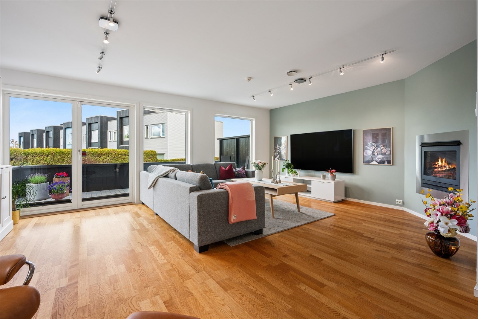 Stuen er lys og romslig, god plass til sofagruppe. Galleribilde