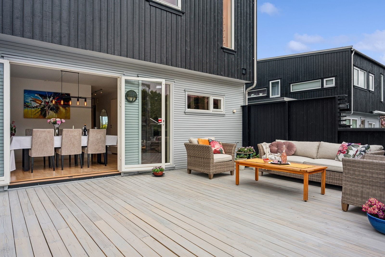 Fra kjøkken er det utgang til stor terrasse. Galleribilde