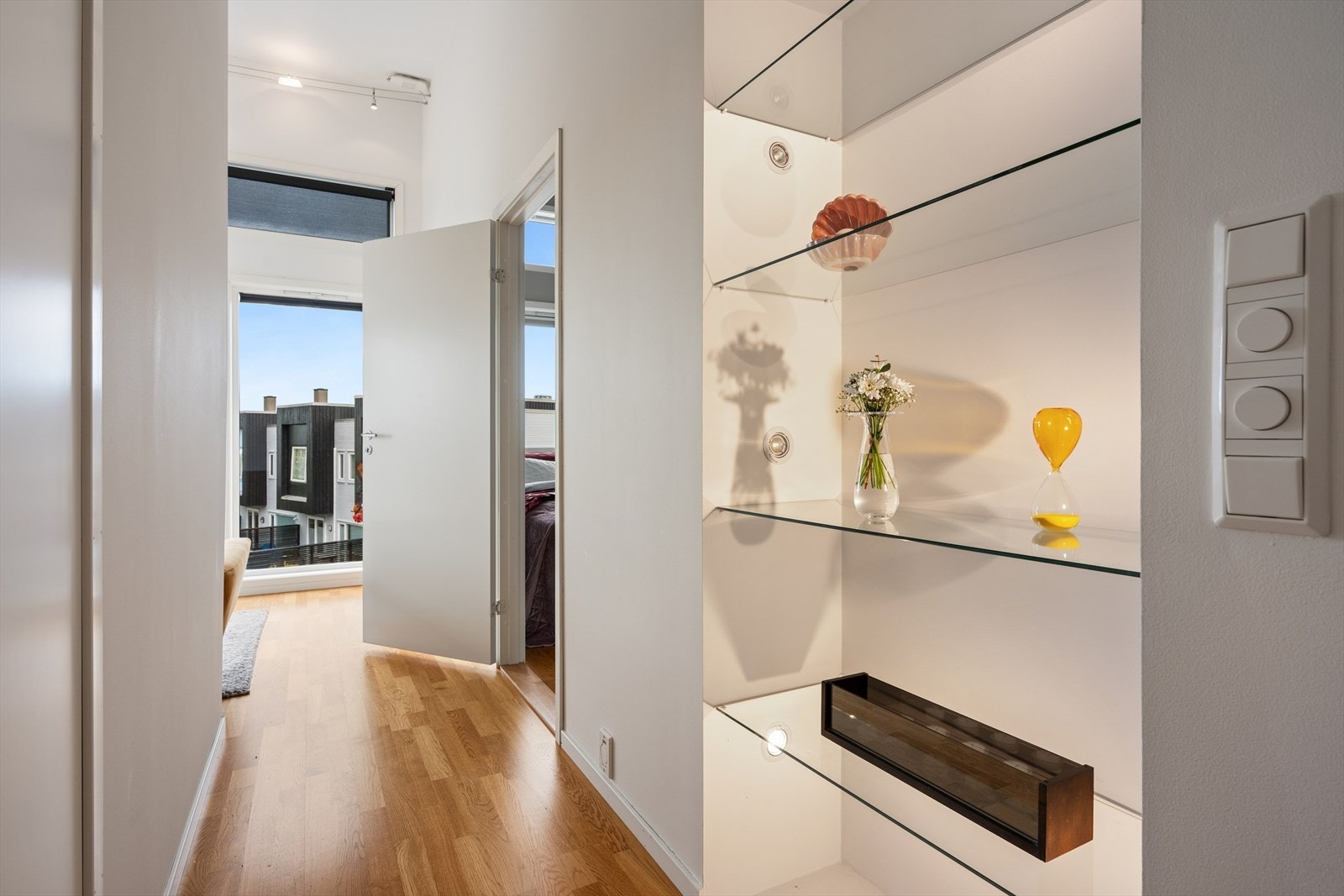 Gangen binder sammen soverommene, badene og stuen. Galleribilde