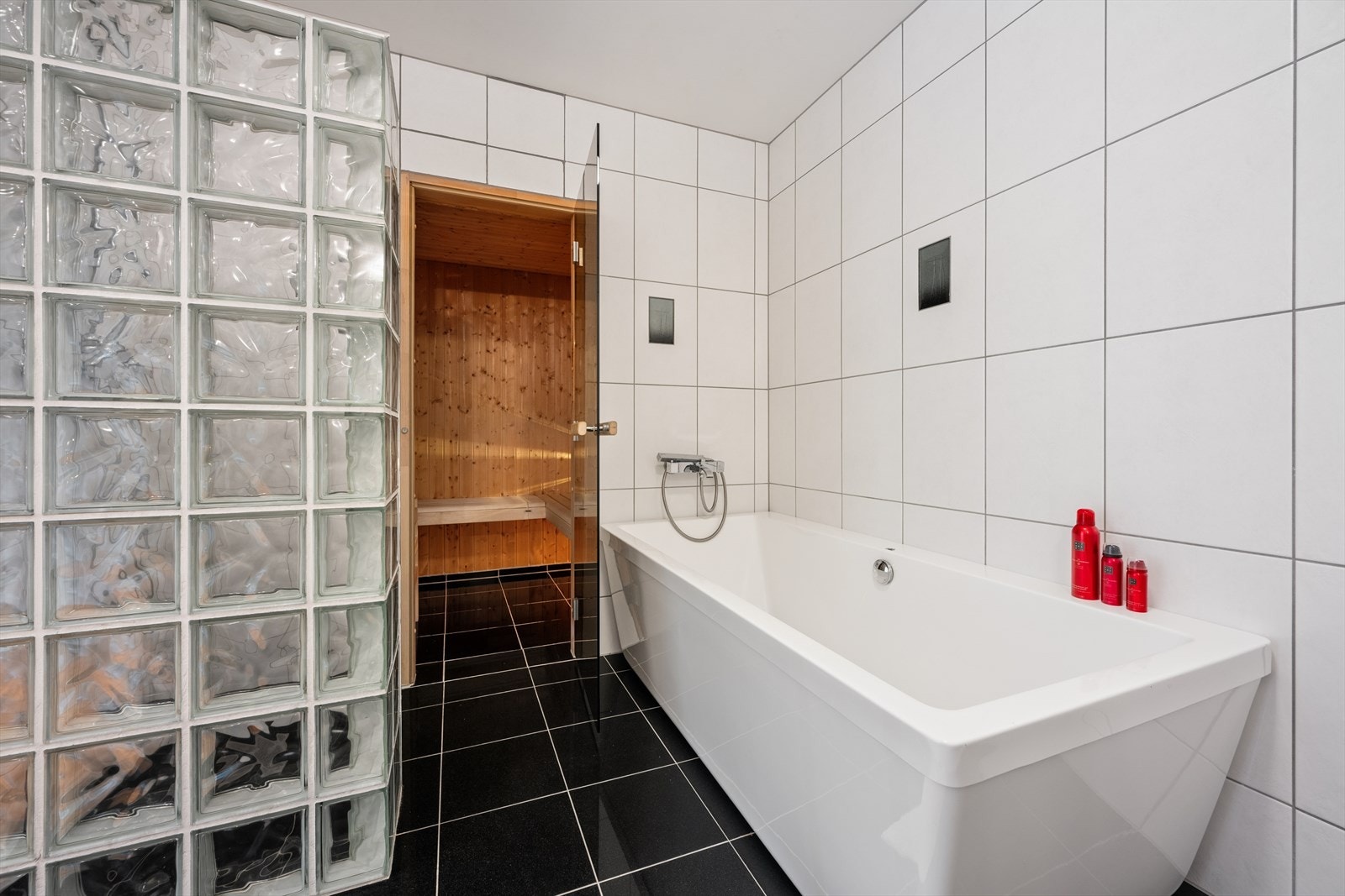 Fra dette badet er det tilgang til badstue. Galleribilde