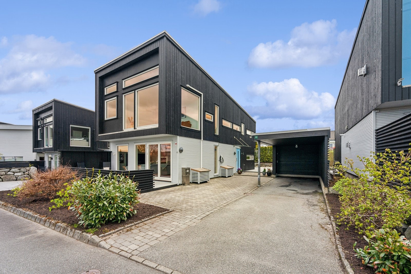 Moderne enebolig fra 2008 med carport og installert Tesla elbillader fra 2022. Pent opparbeidet med steinbelagt gårdsplass og forstøtningsmur av lødd stein. Meget lettstelt. Galleribilde