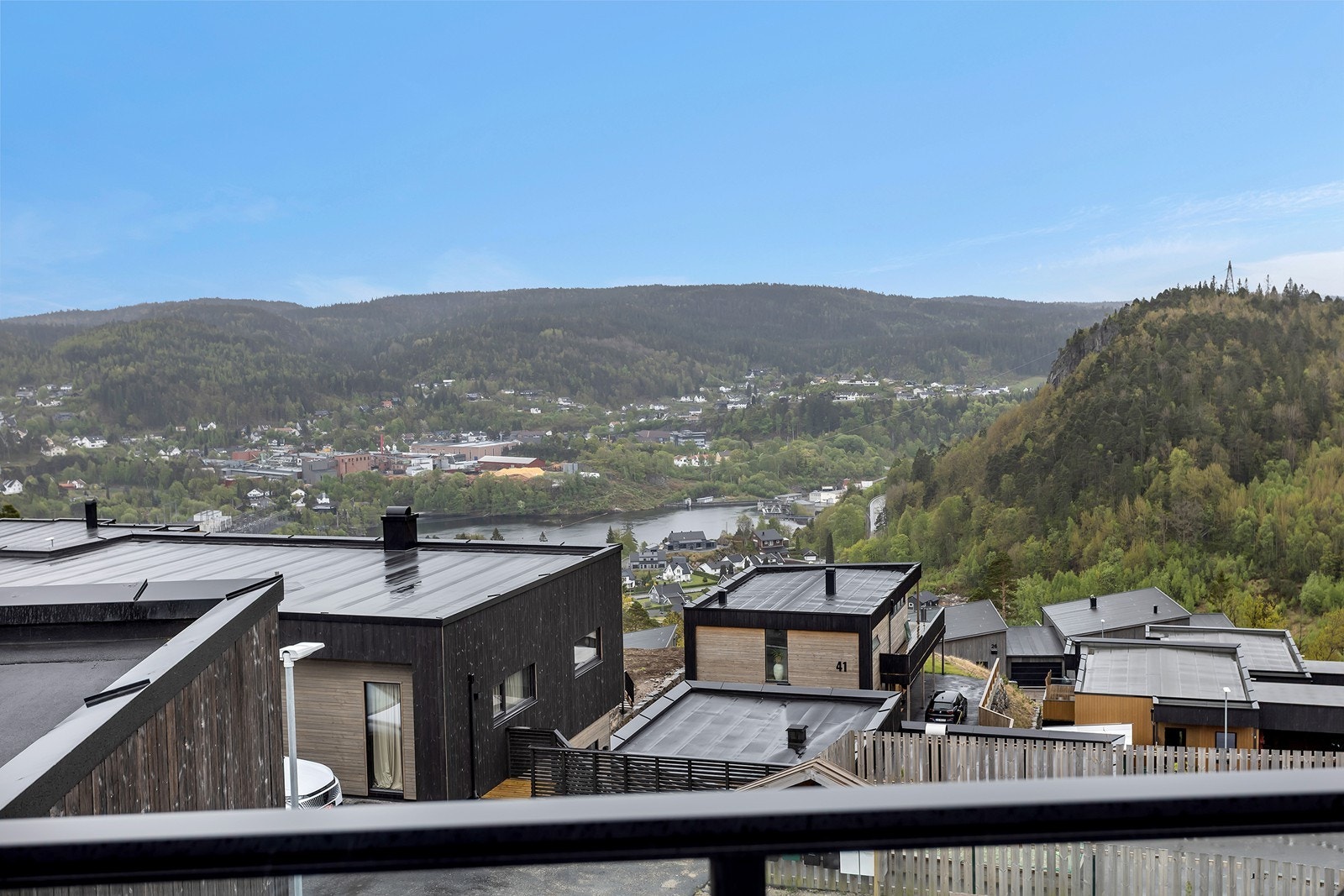Meget lekker kjedet enebolig med praktikantdel på ca. 34 m² og takterrasse på ca. 45m². Galleribilde