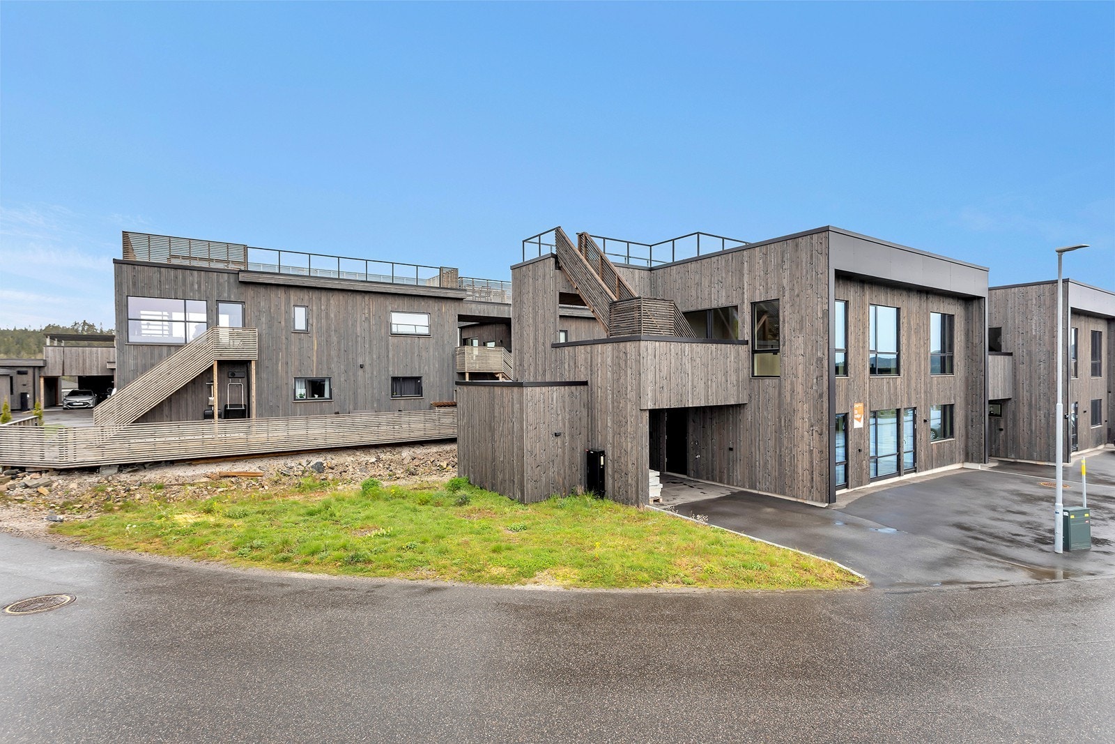 Tomt på ca. 367,5 m² opparbeidet med plen og asfaltert gårdsplass i front av boligen. Carport på ca. 23m² med smart elbil lader. Sportsbod på 7m². Galleribilde