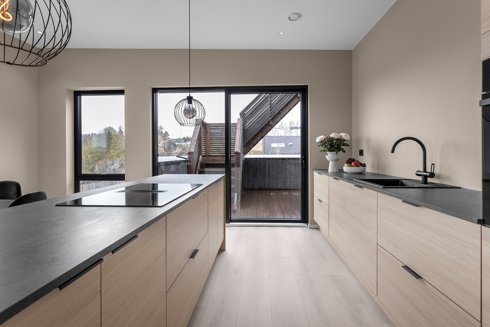 Integrert stekeovn, platetopp, kjøleskap og oppvaskmaskin medfølger i handelen. Galleribilde