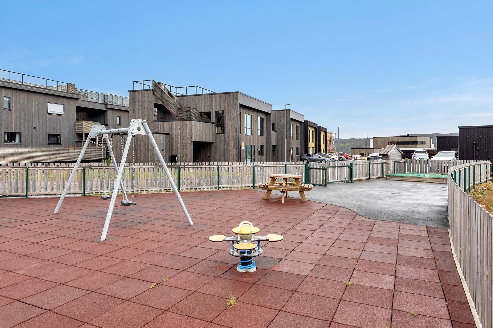 Lekeplass like ved boligen. Galleribilde