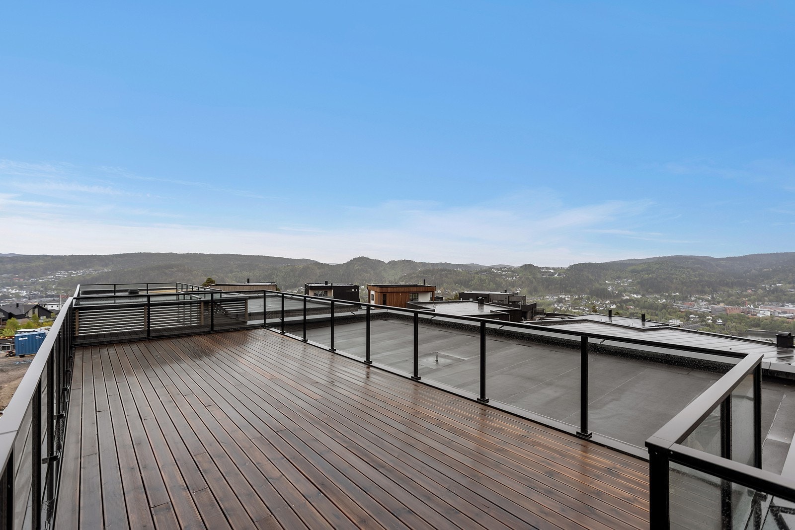 Solrik takterrasse med nydelig utsikt over Vennesla. Galleribilde