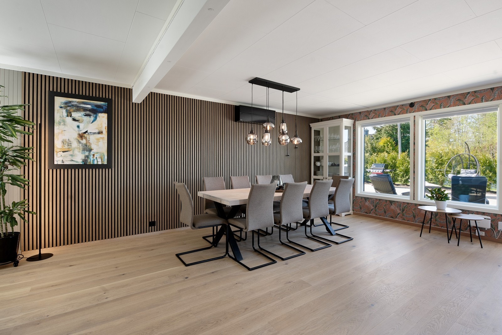 Spisestuen har plass til langbord og er delvis kledd med spileplater som gir en lun akustikk. Galleribilde