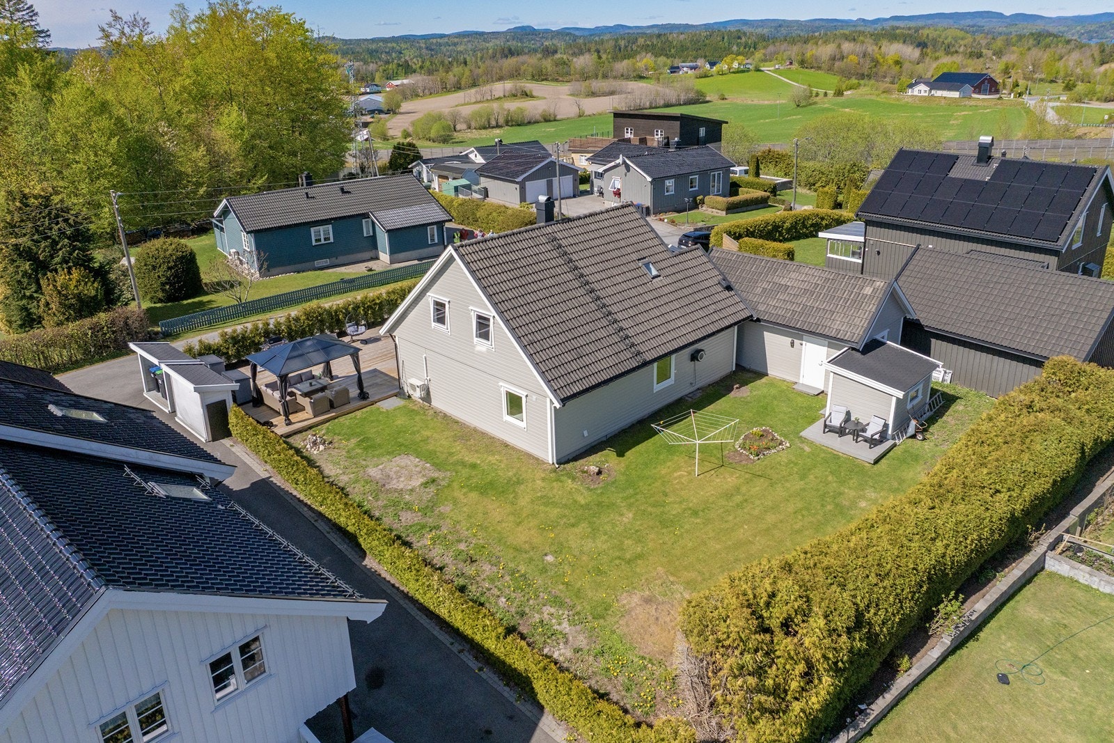 Eiendommen ligger i et etablert og barnevennlig boligområde på Lasken/Haukerød. Galleribilde