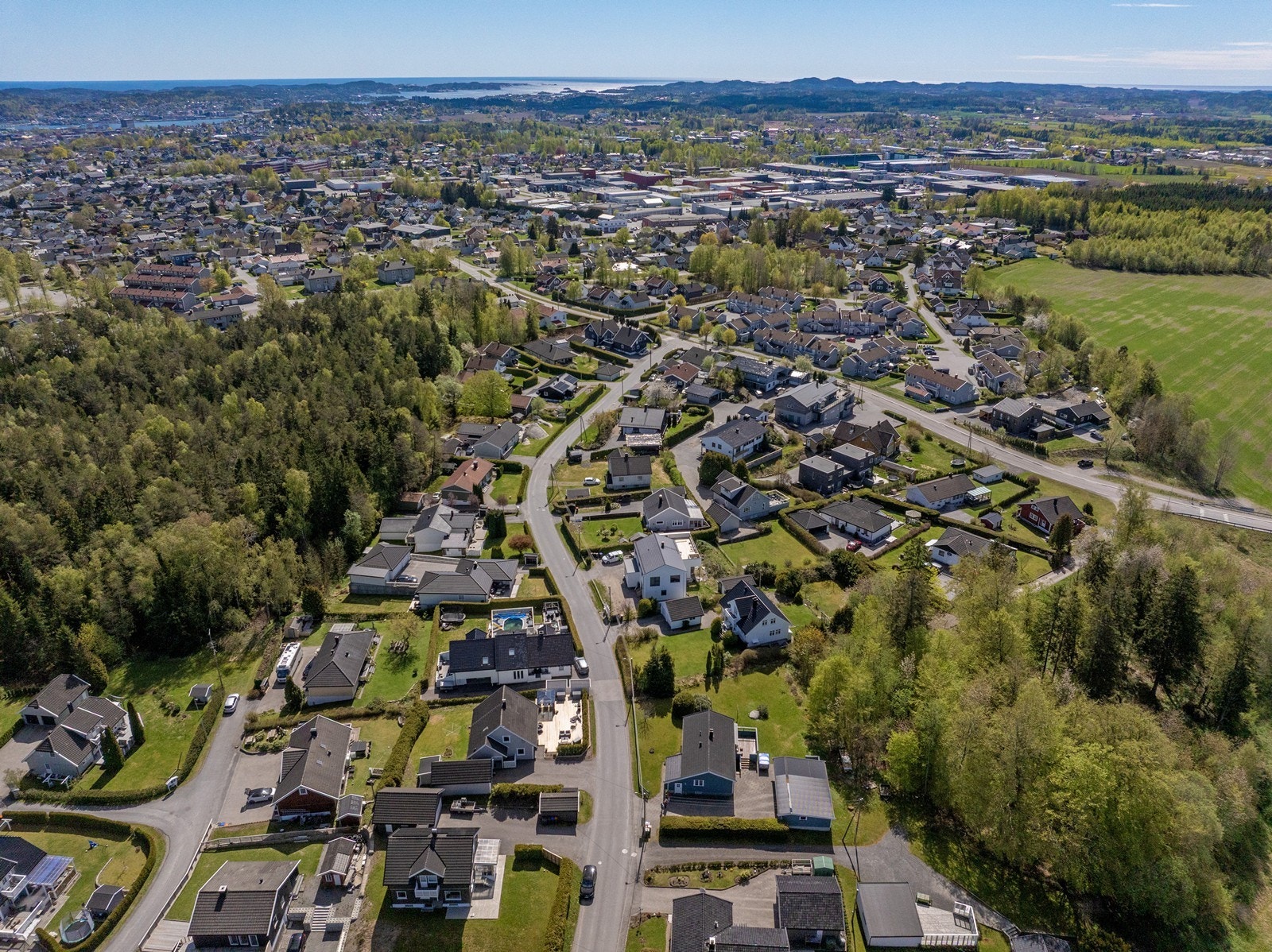 Fra eiendommen er det kort vei til både sentrumstjenester og turområder i skog og mark. Galleribilde
